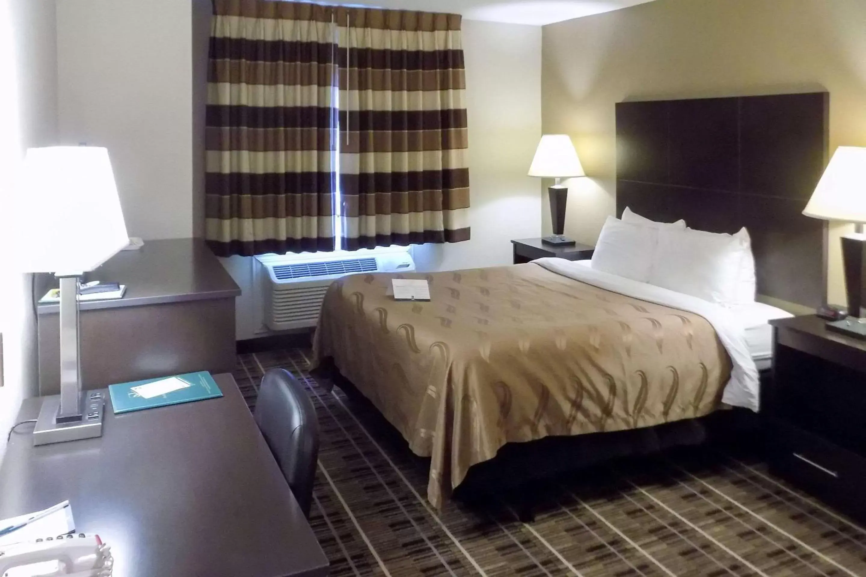 Photo of the whole room, Bed in Quality Inn DFW Airport North - Irving