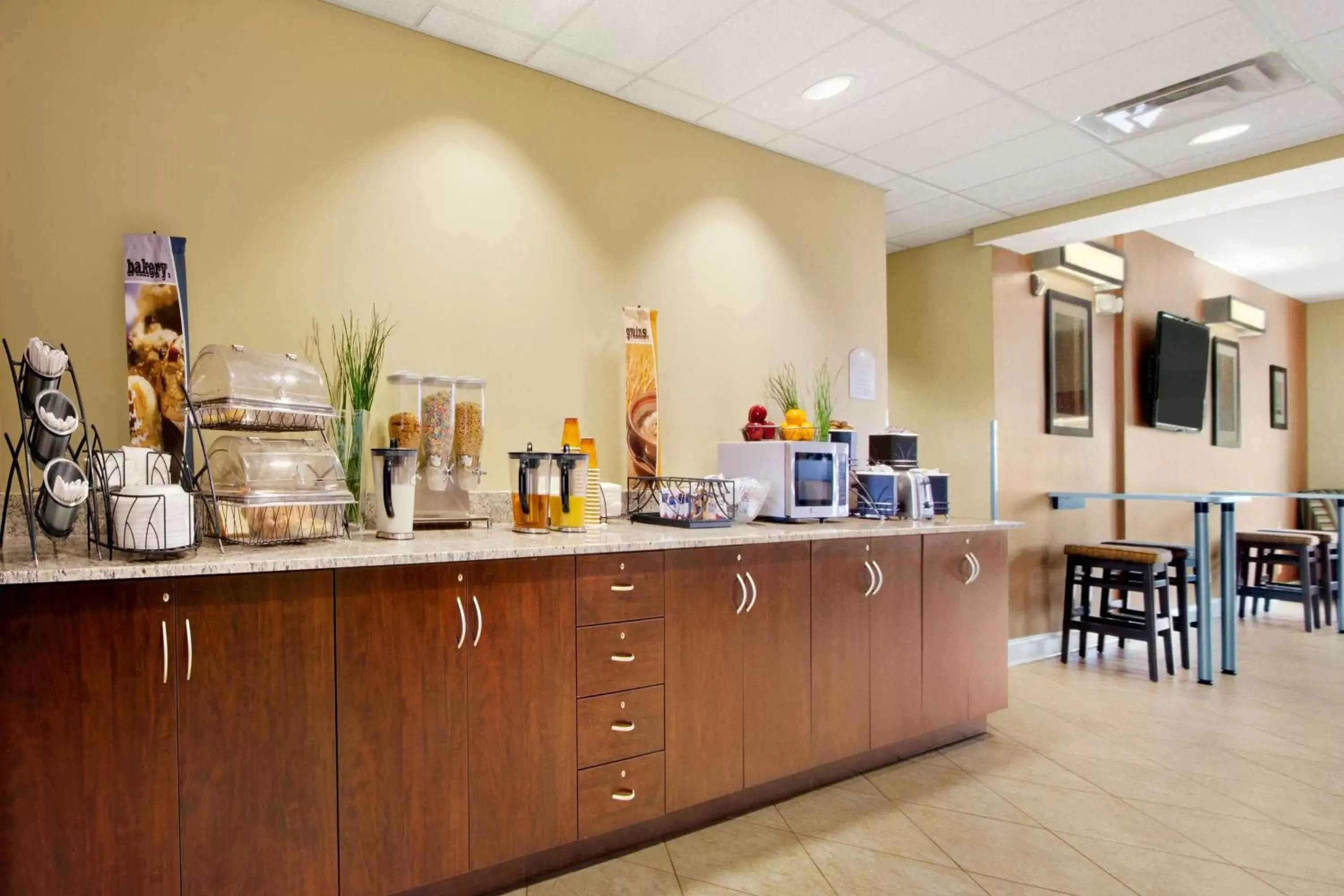 Restaurant/places to eat, Kitchen/Kitchenette in Microtel Inn & Suites by Wyndham