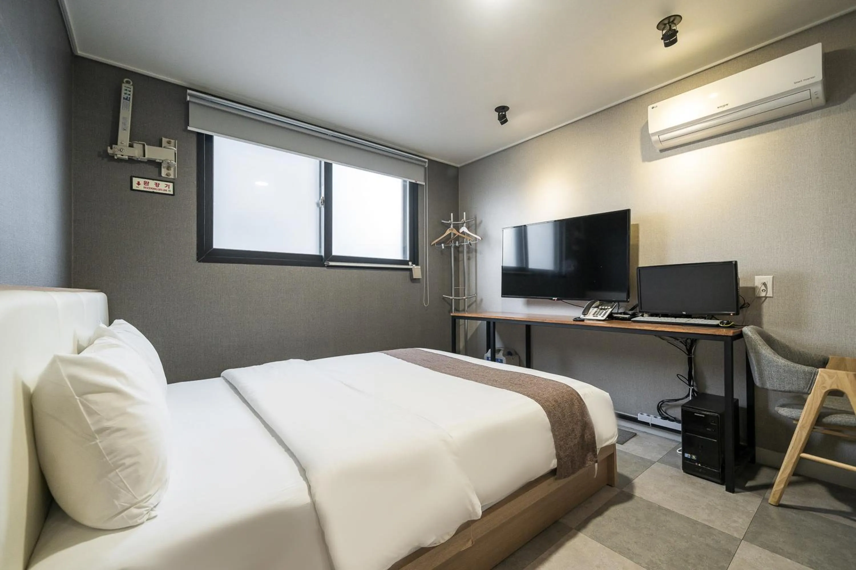 Photo of the whole room, Bed in Malu Hotel Suwon