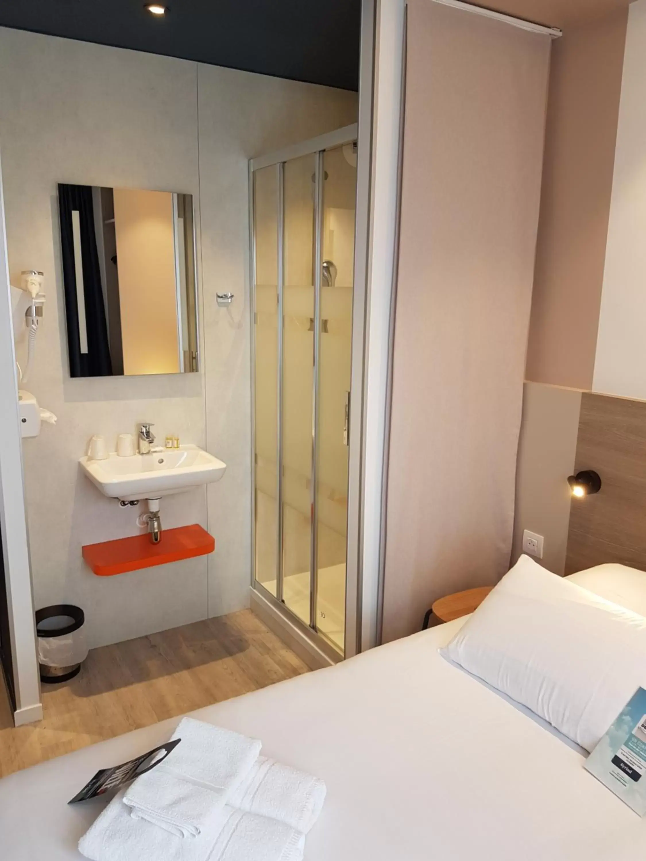Bed, Bathroom in Kyriad Hôtel La Fleche