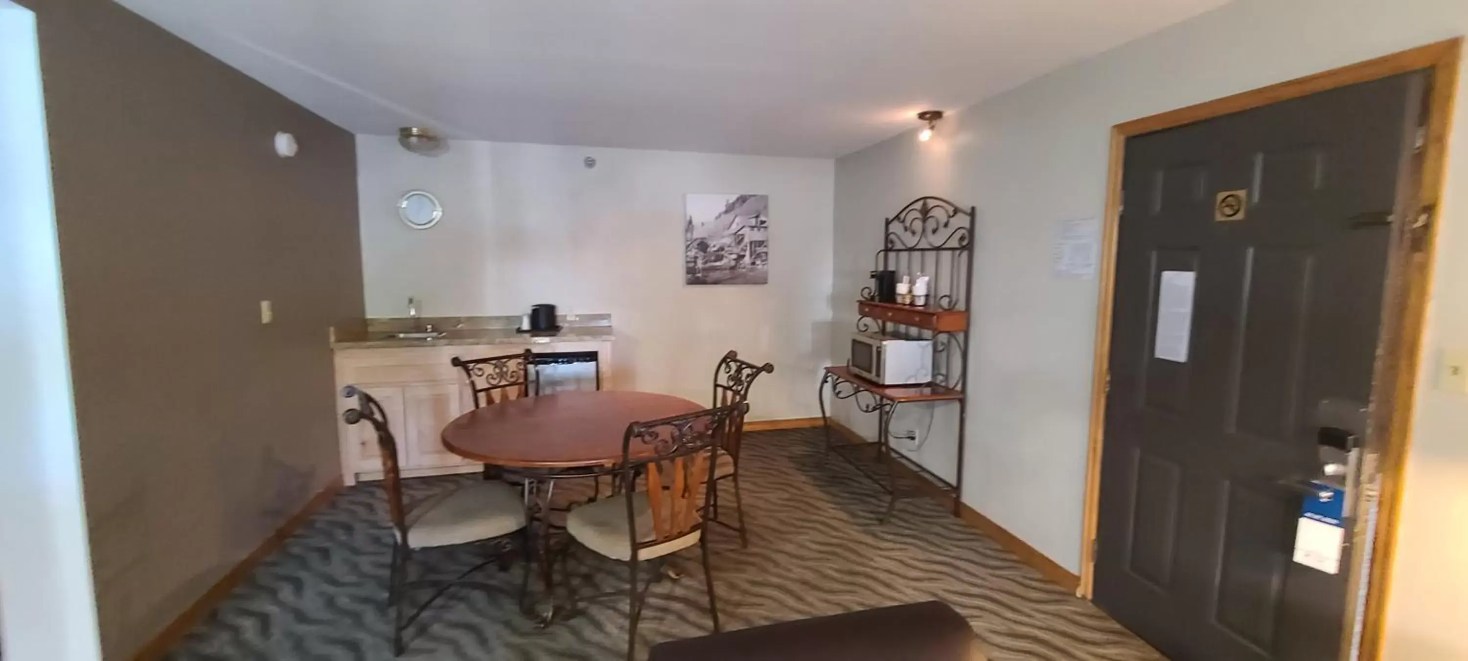 Kitchen or kitchenette, Dining Area in Best Western Plus Rio Grande Inn