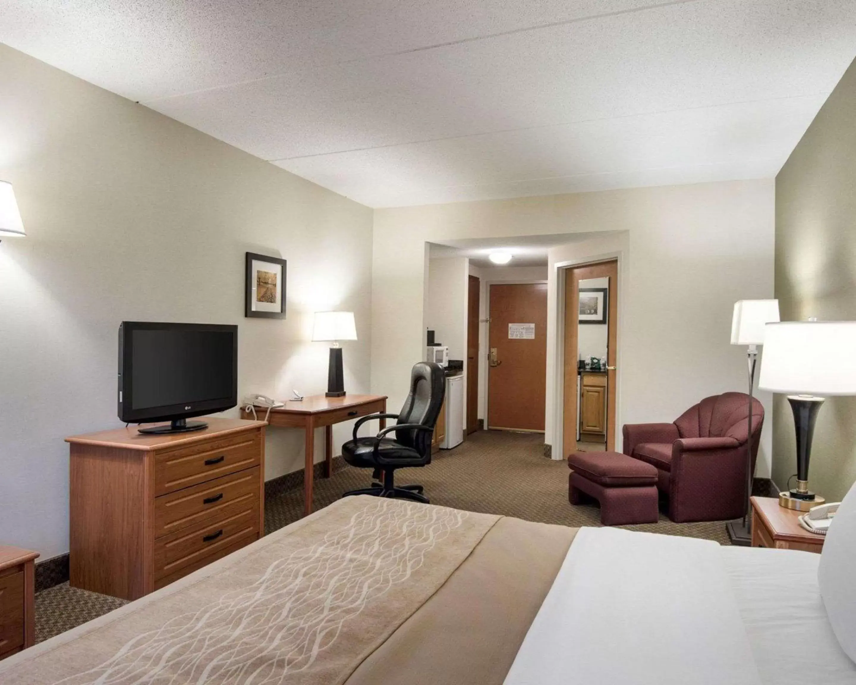Photo of the whole room, TV/Entertainment Center in Comfort Inn & Suites - LaVale - Cumberland