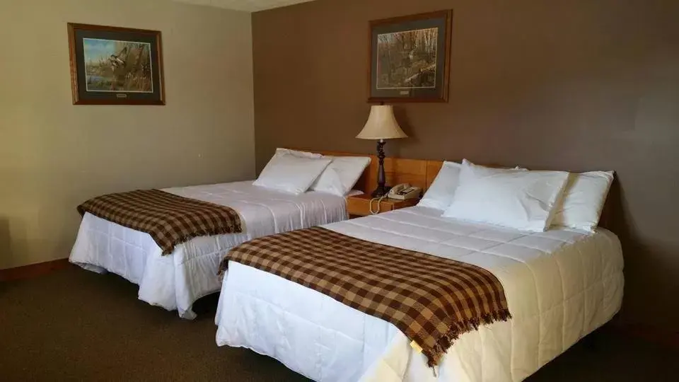 Bed in Spillover Motel and Inn