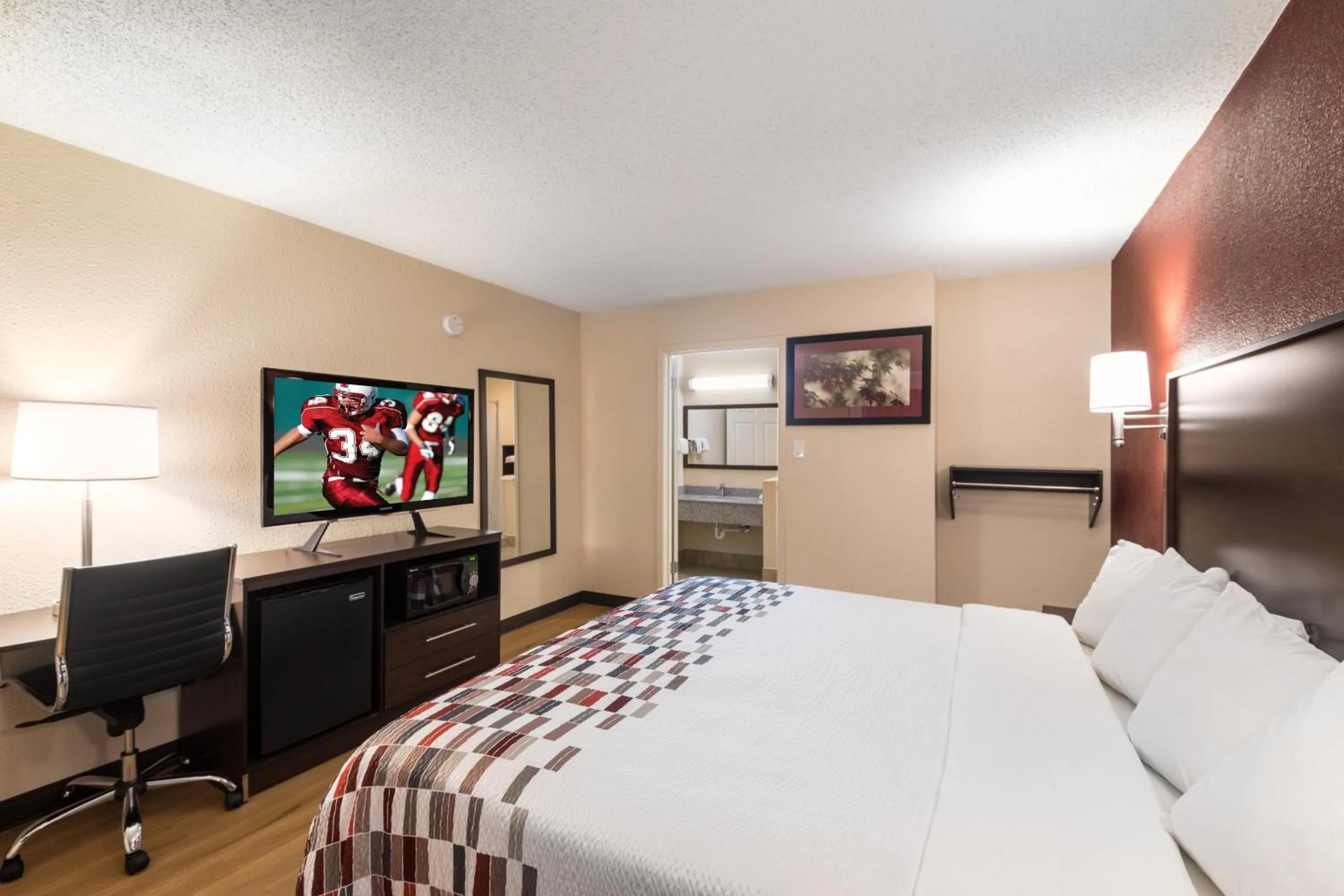 Photo of the whole room, Bed in Red Roof Inn Temple