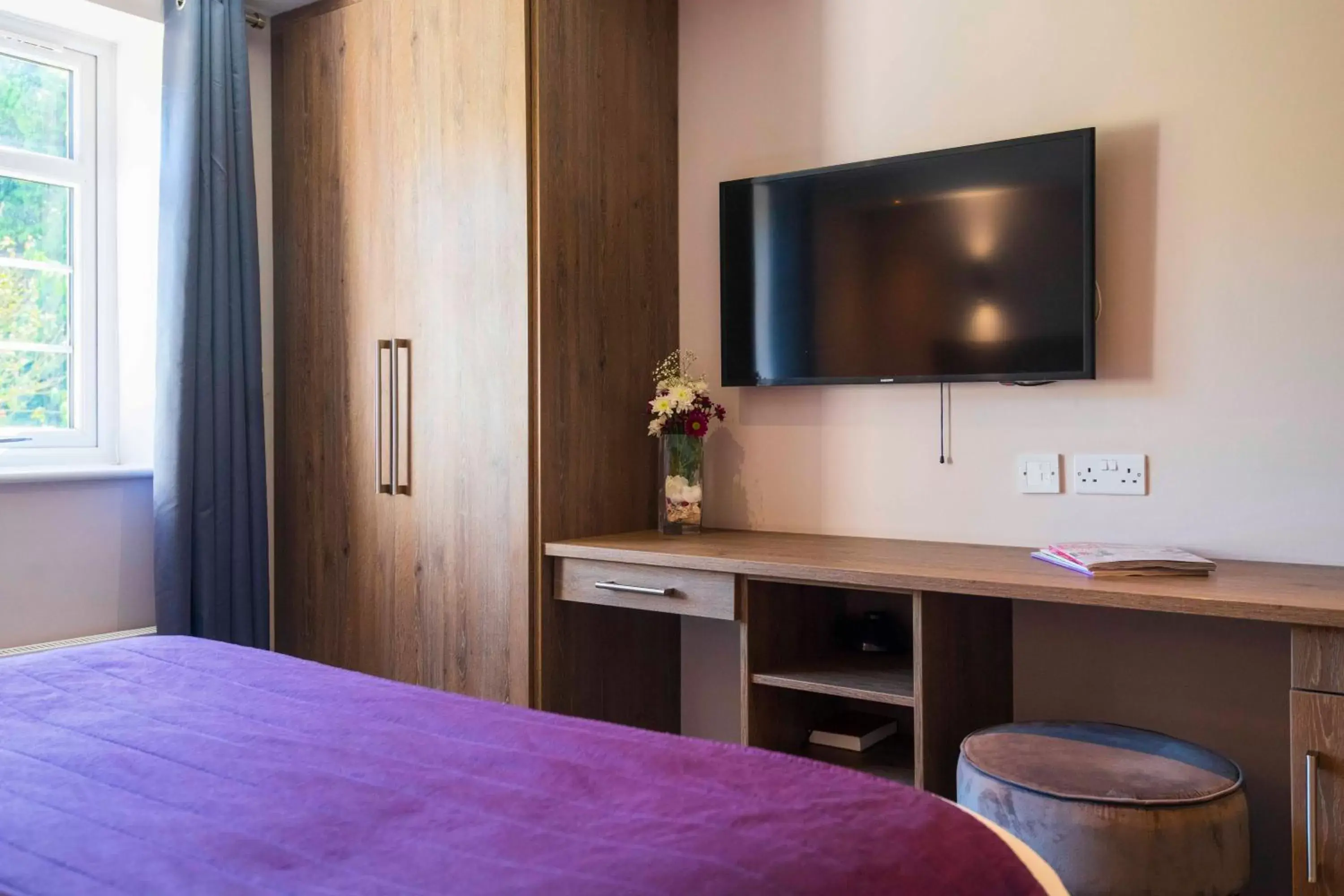 Bedroom, TV/Entertainment Center in The Limes Country Lodge Hotel & Admiral Restaurant