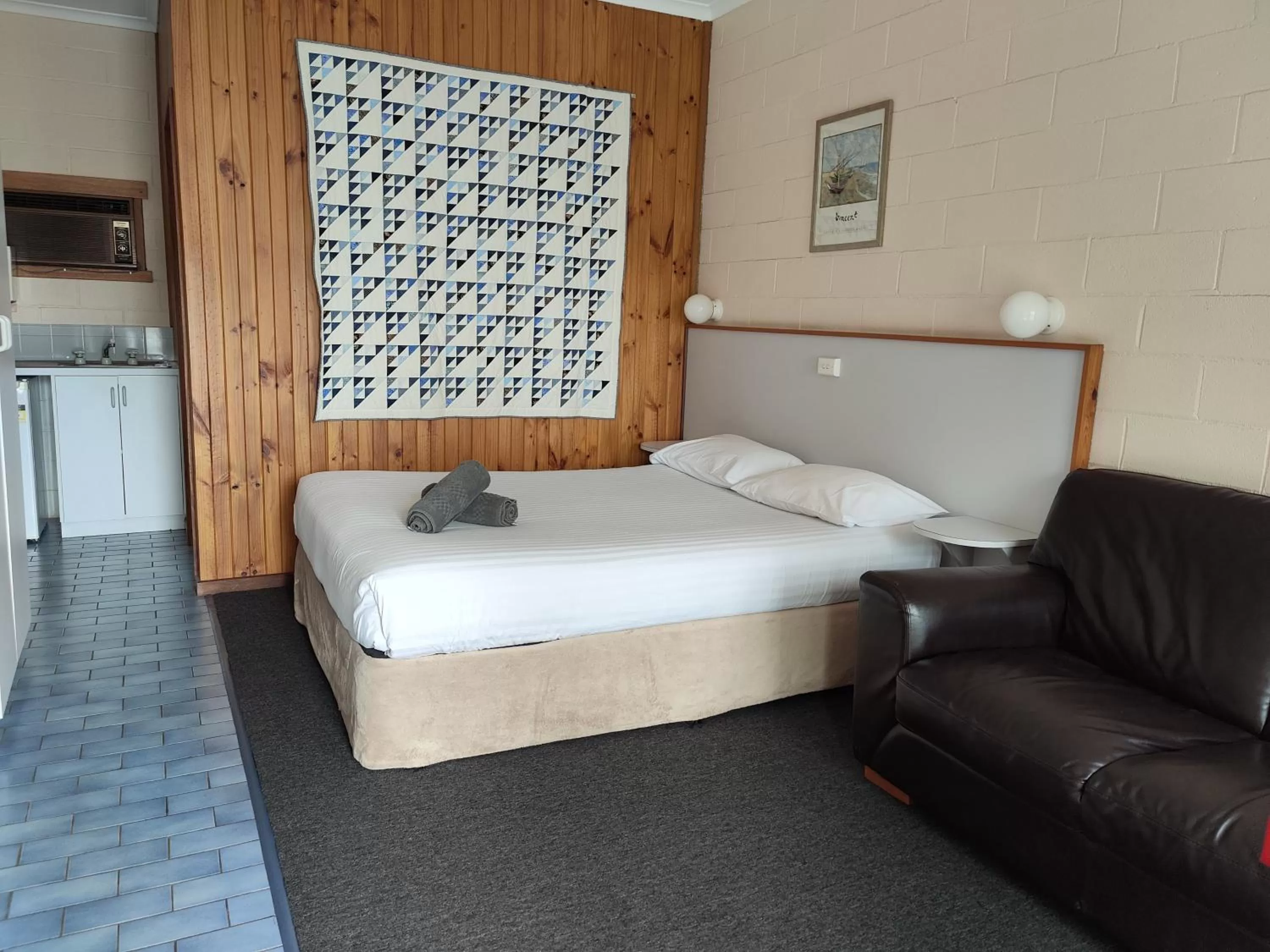 Photo of the whole room, Bed in Yarragon Motel