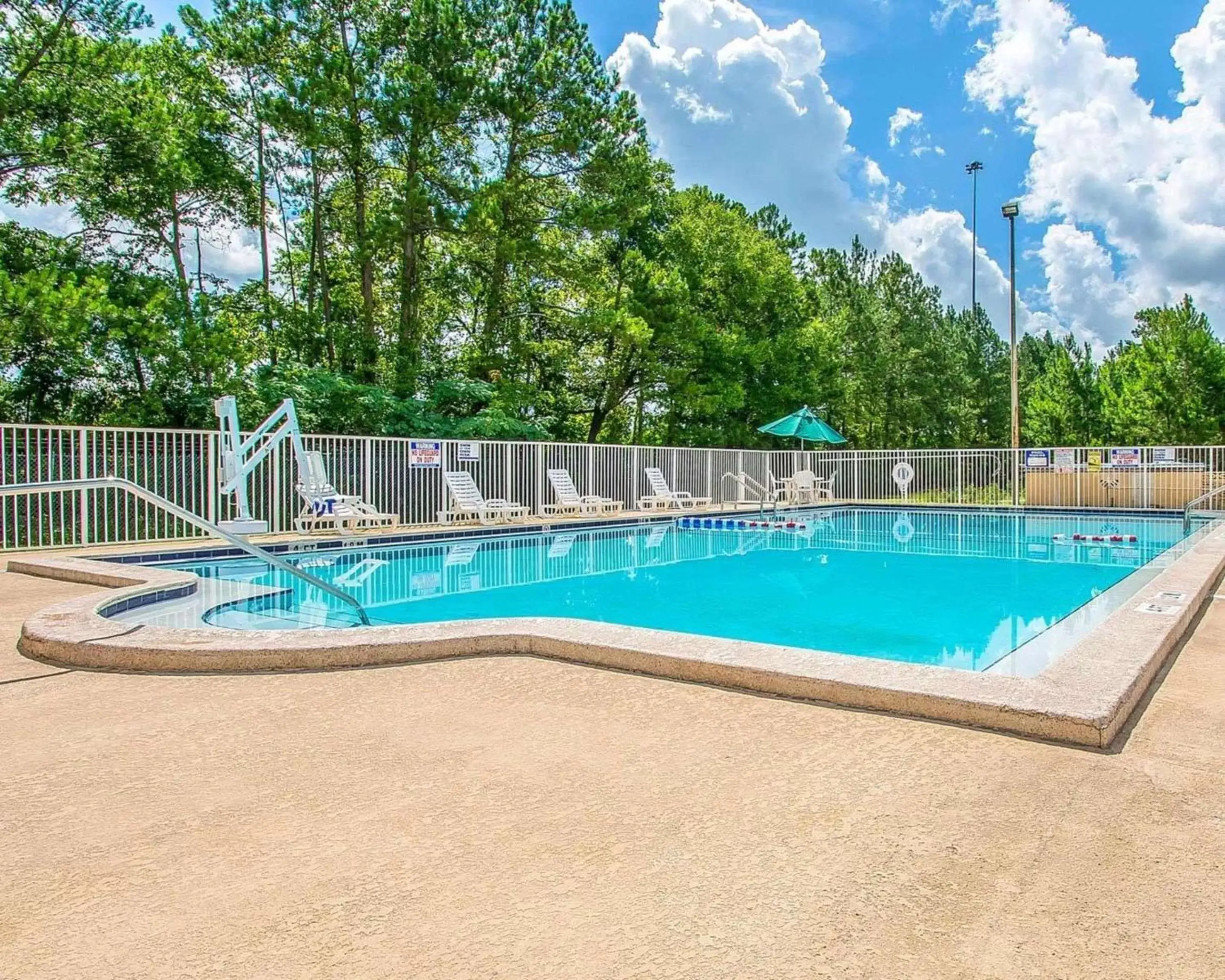 On site, Swimming Pool in Rodeway Inn Gainesville - University Area