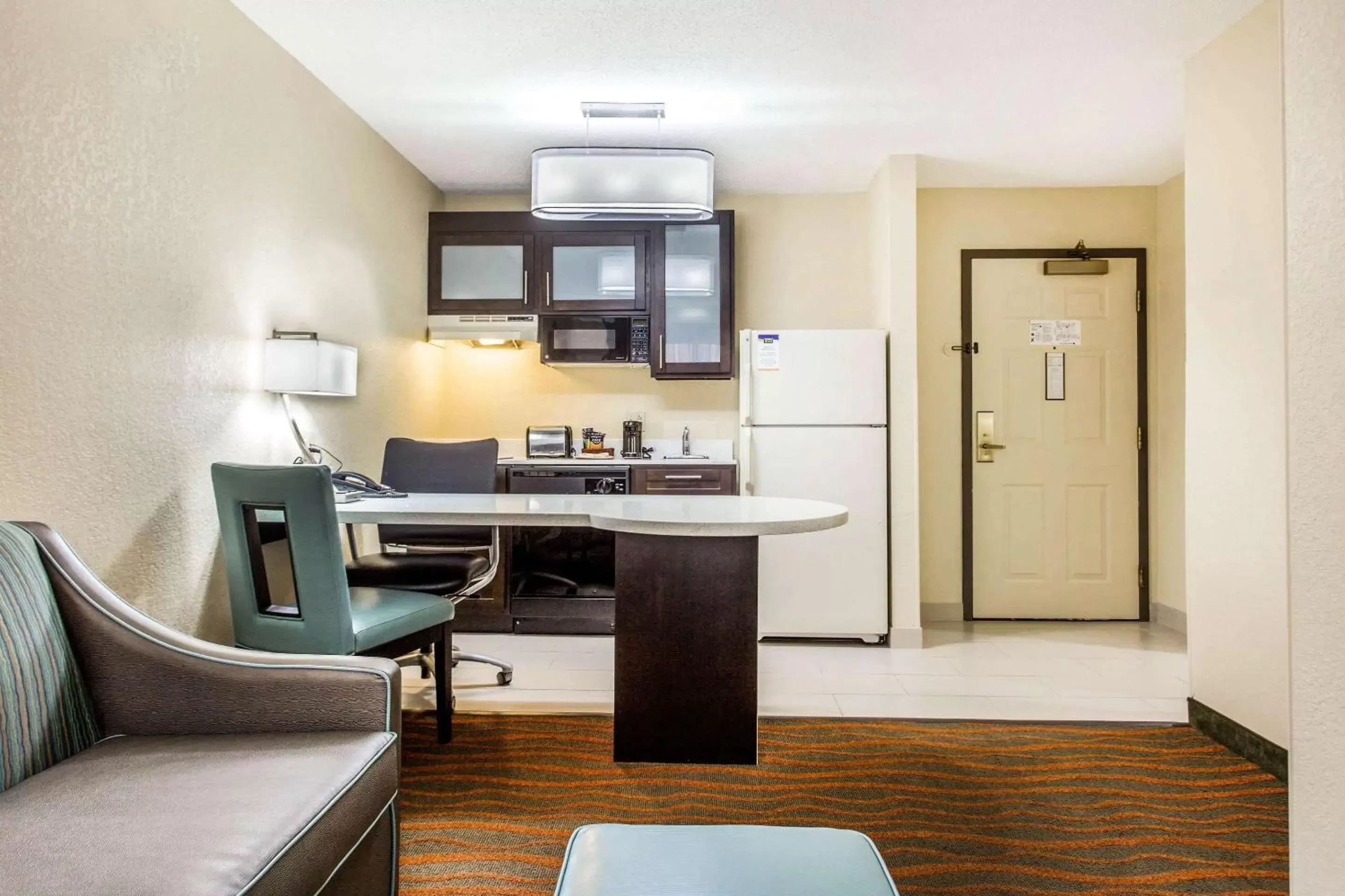 Photo of the whole room, Kitchen/Kitchenette in MainStay Suites Greenville Airport