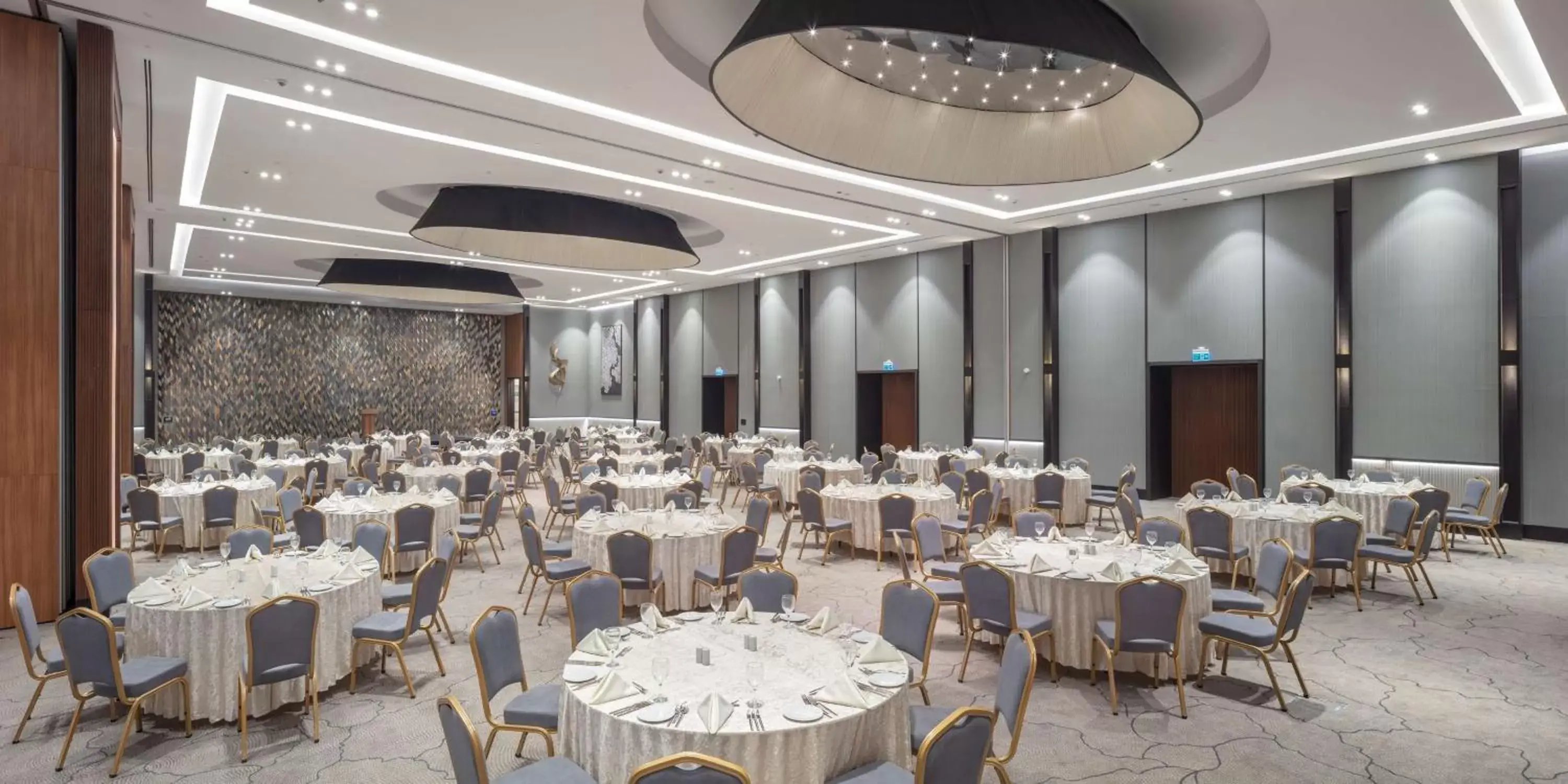 Meeting/conference room, Restaurant/Places to Eat in Doubletree By Hilton Canakkale