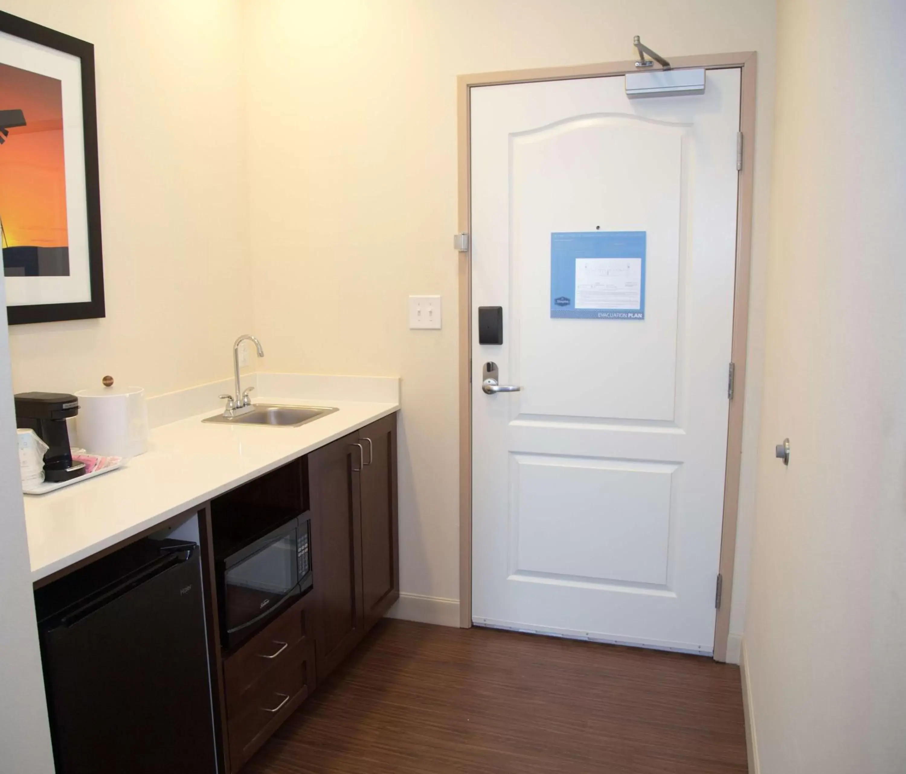 Kitchen or kitchenette, Bathroom in Hampton Inn and Suites by Hilton McKinney