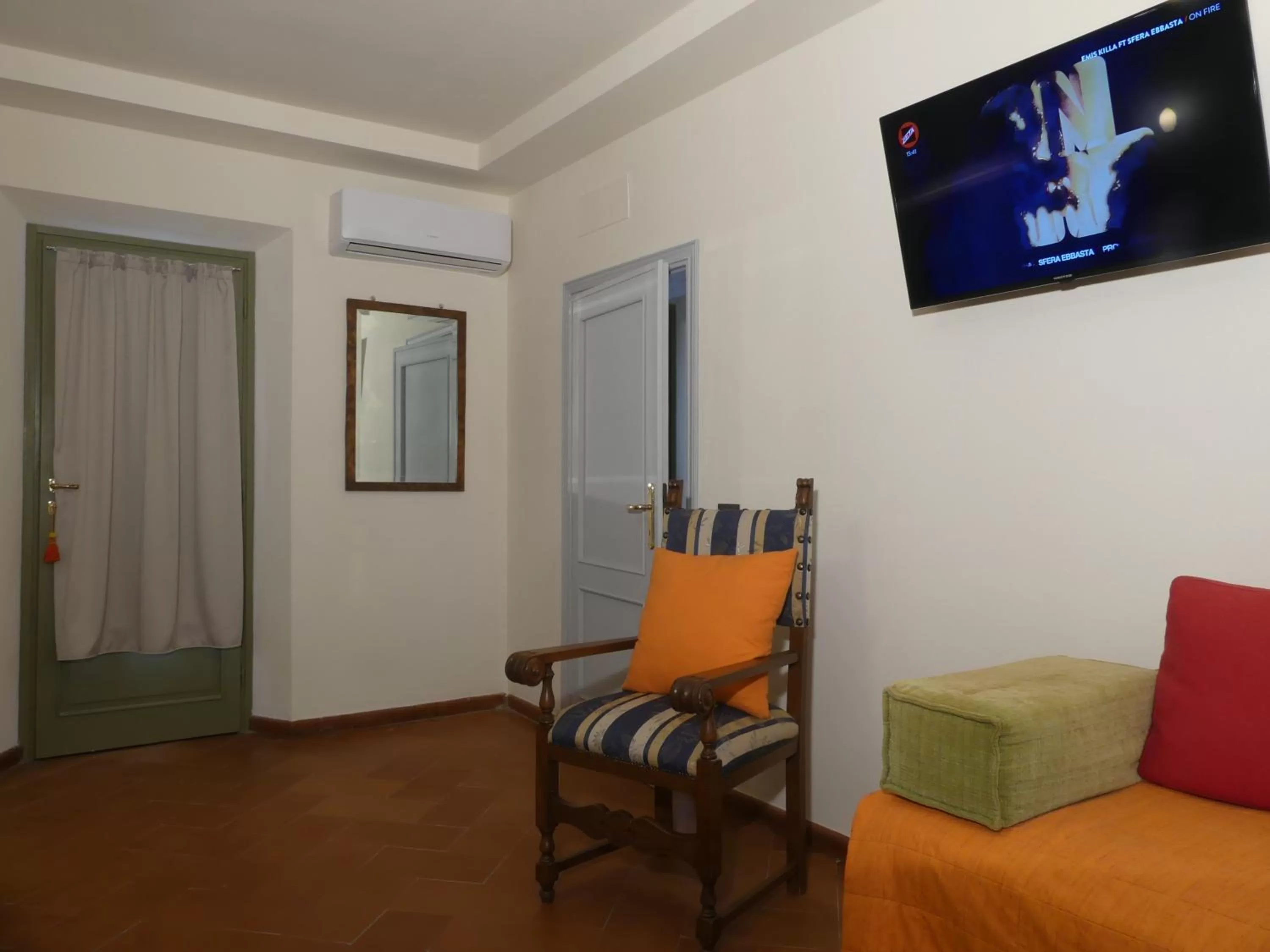 TV and multimedia, TV/Entertainment Center in Helichrysum