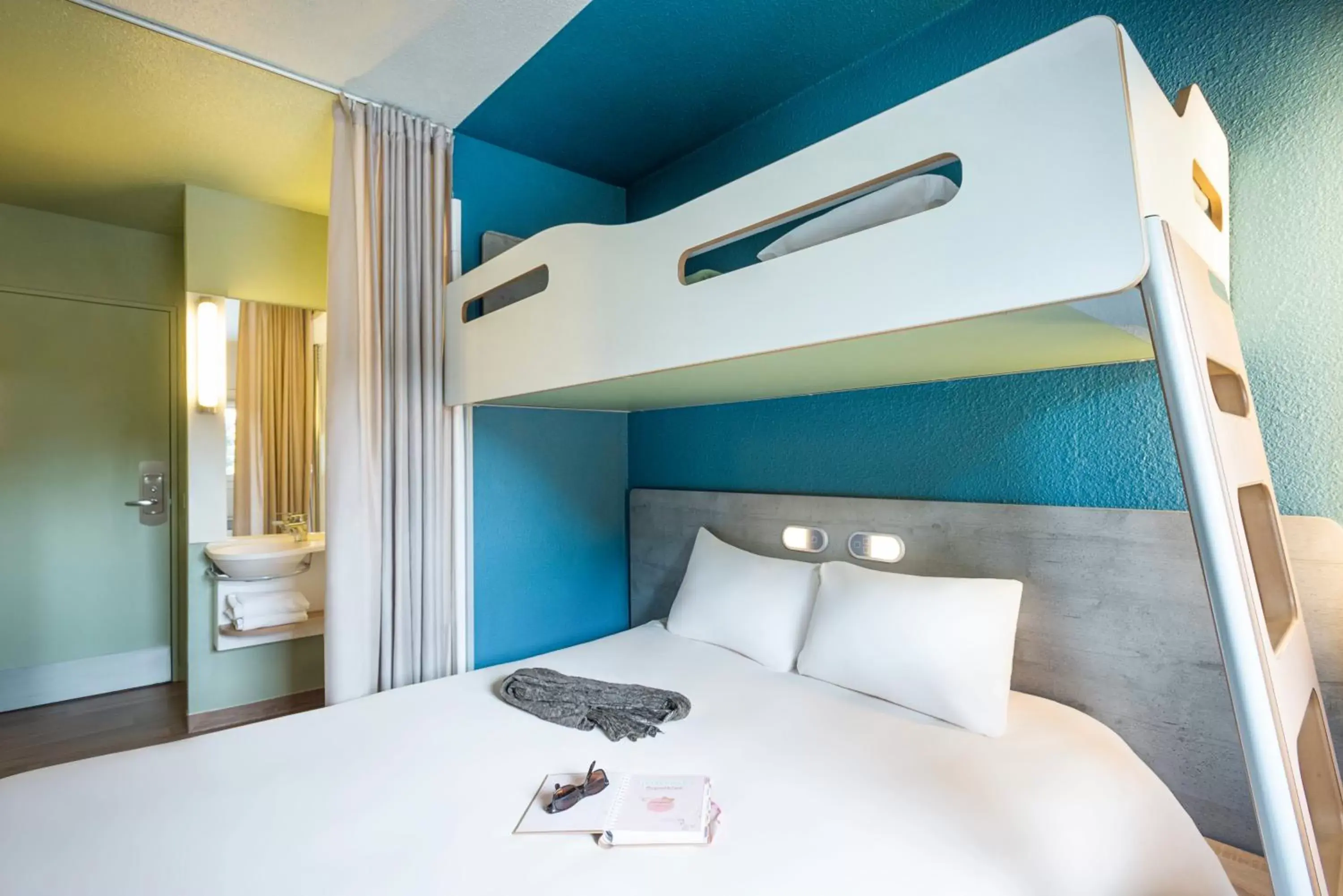 Shower, Bunk Bed in Ibis budget Rouen Petit Quevilly