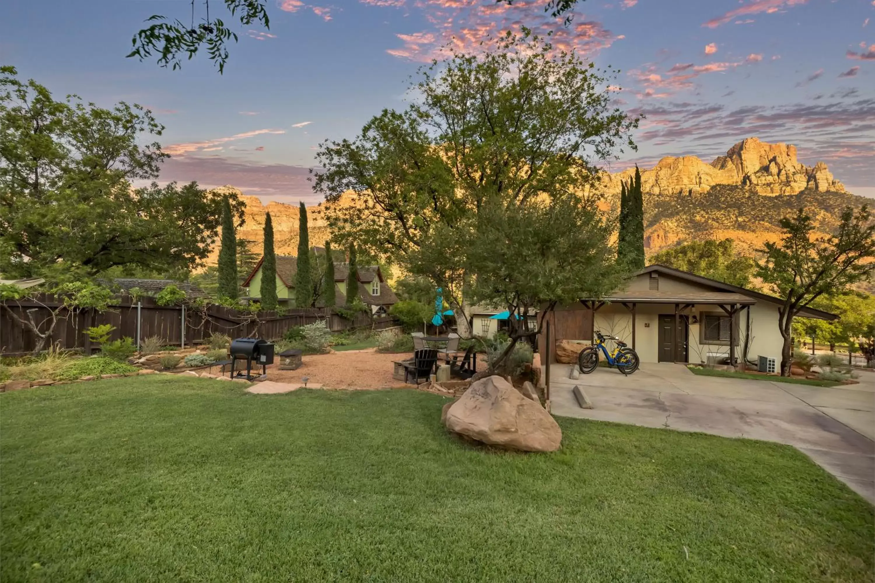 Property Building in Red Rock Inn Cottages