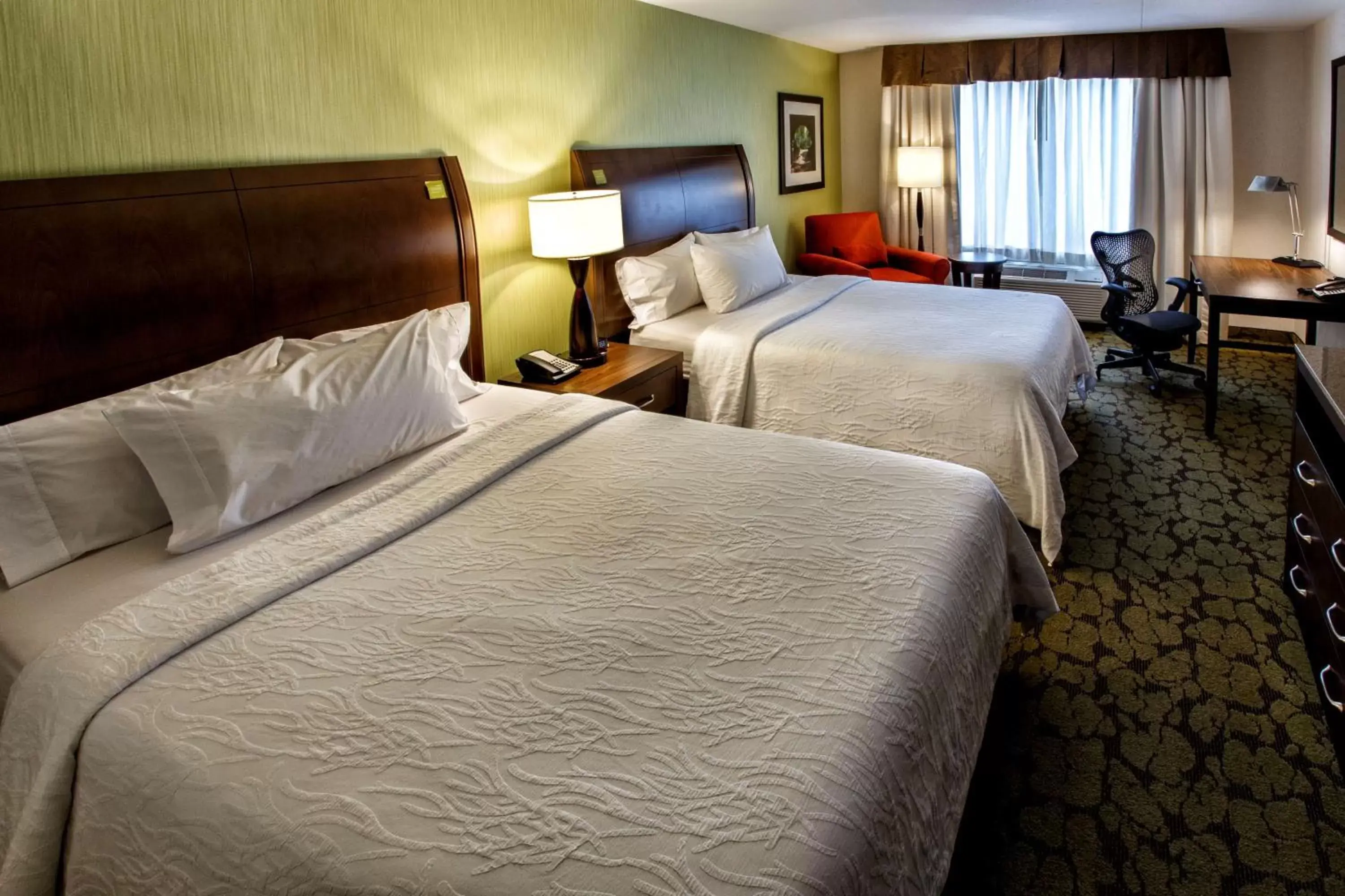 Bedroom, Bed in Hilton Garden Inn New York/Staten Island