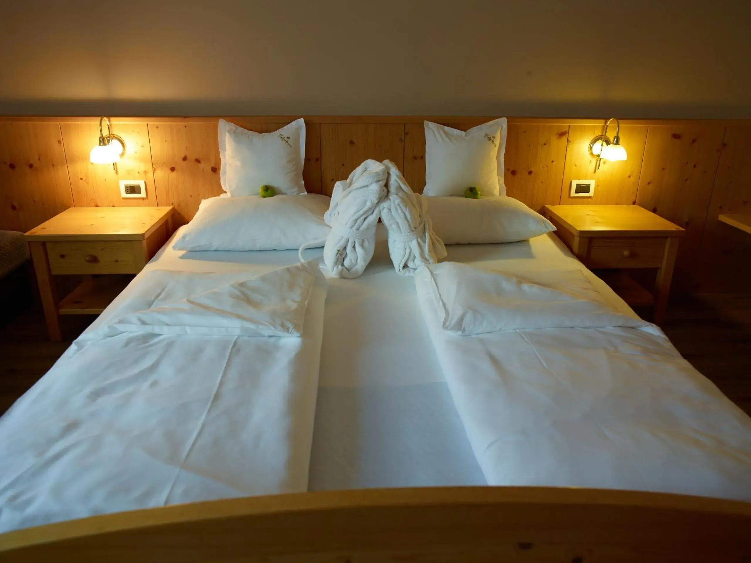 Bed in Hotel Tiefenbrunn Gardensuites & Breakfast