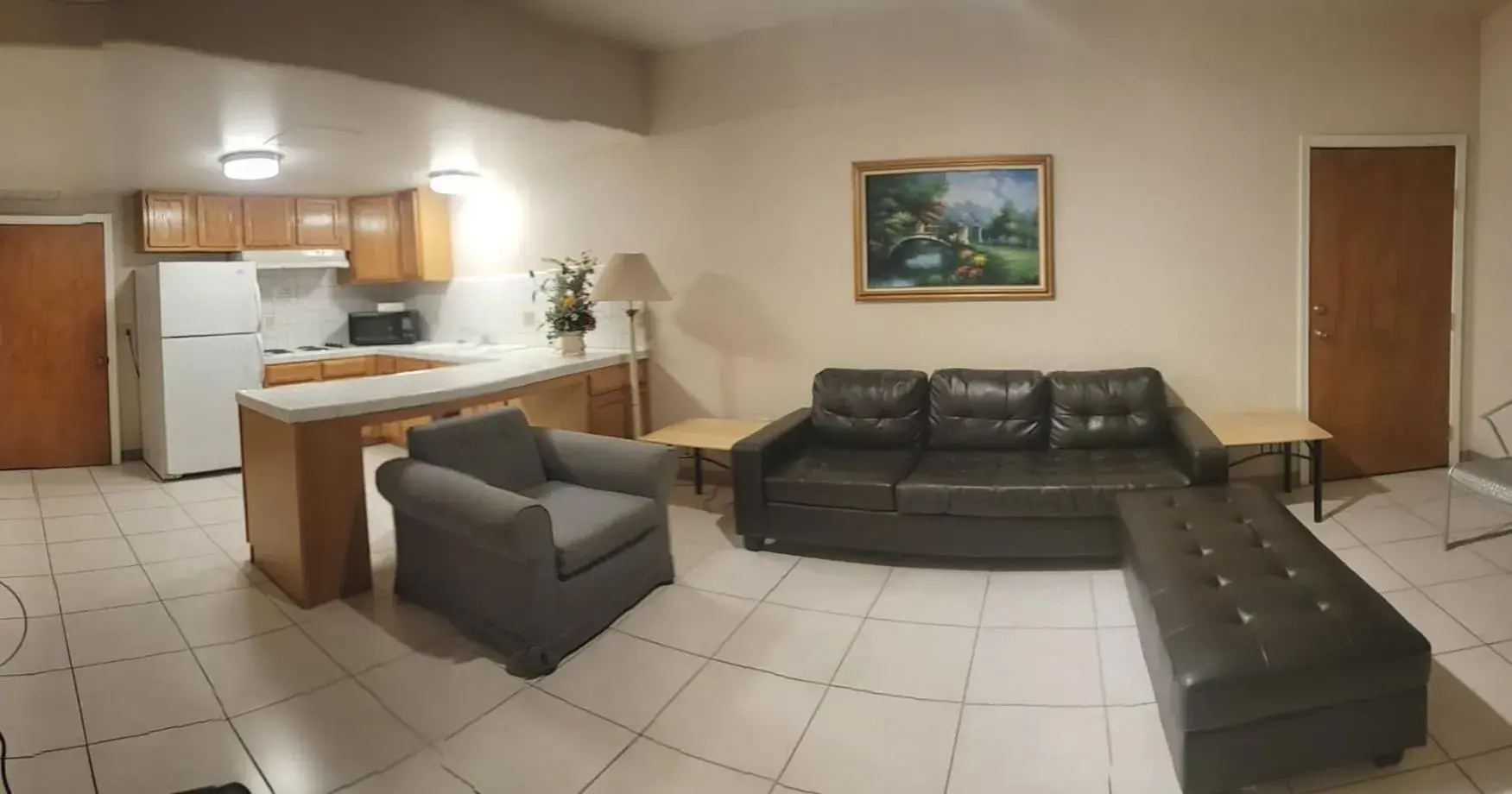 Living room, Seating Area in Garden Inn and Suites Fresno