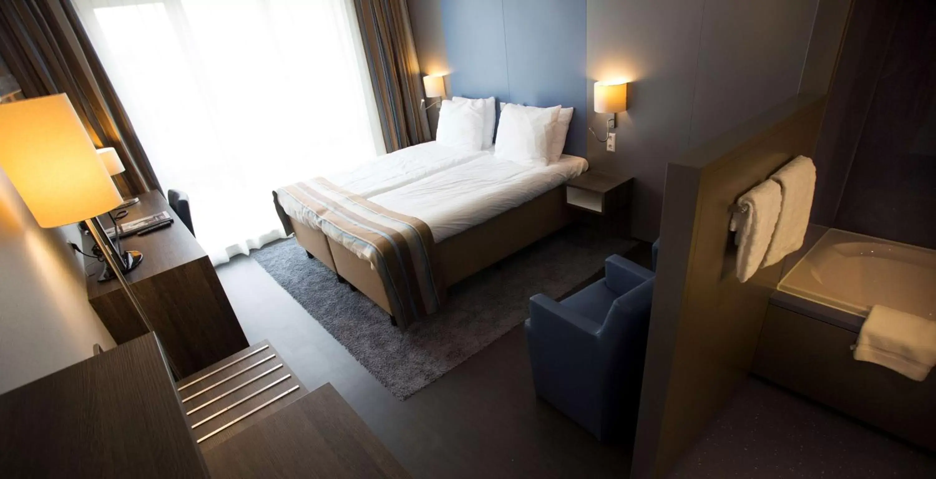 Shower, Bed in Best Western Plus City Hotel Gouda
