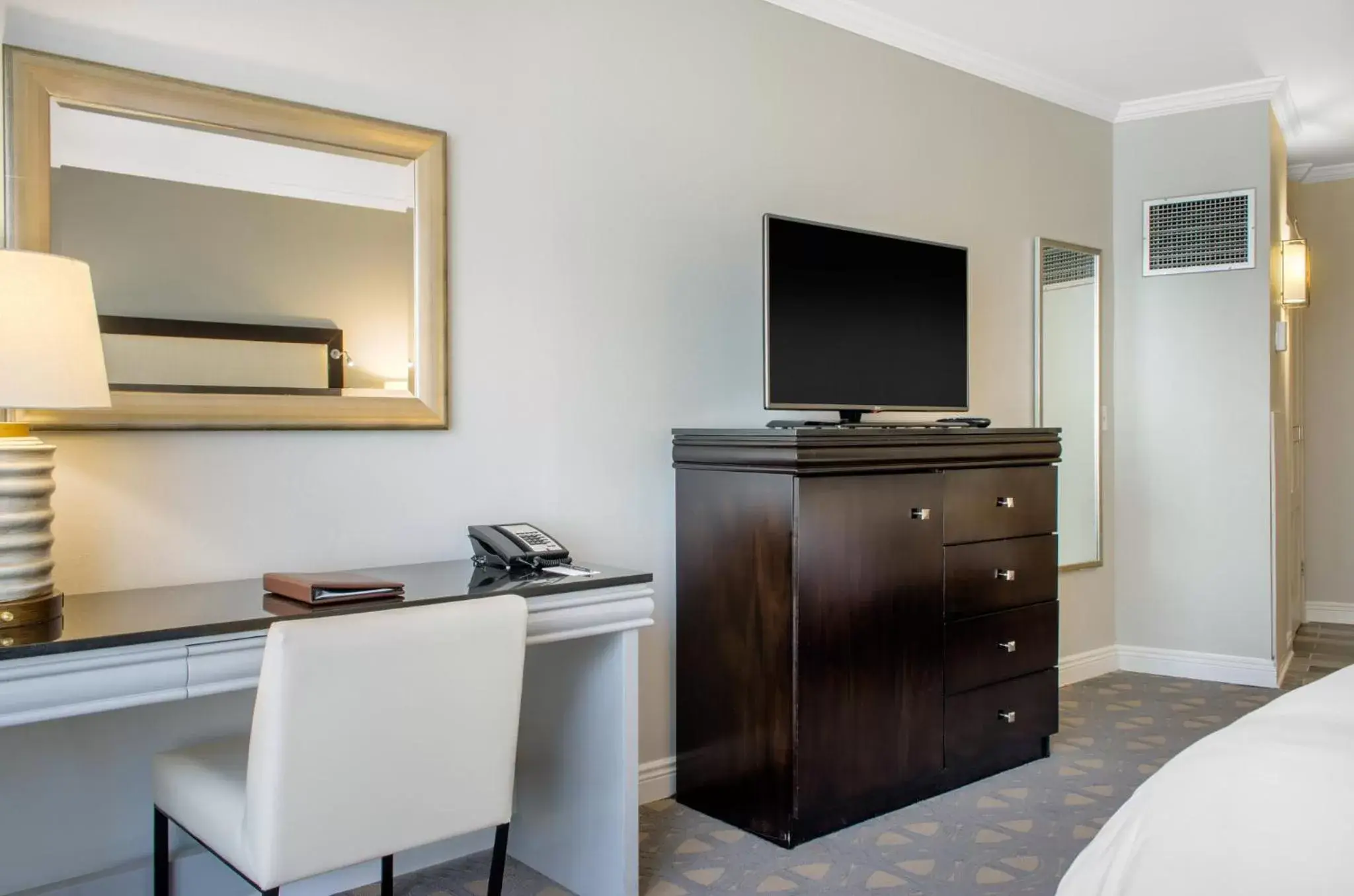Photo of the whole room, TV/Entertainment Center in Omni Riverfront New Orleans