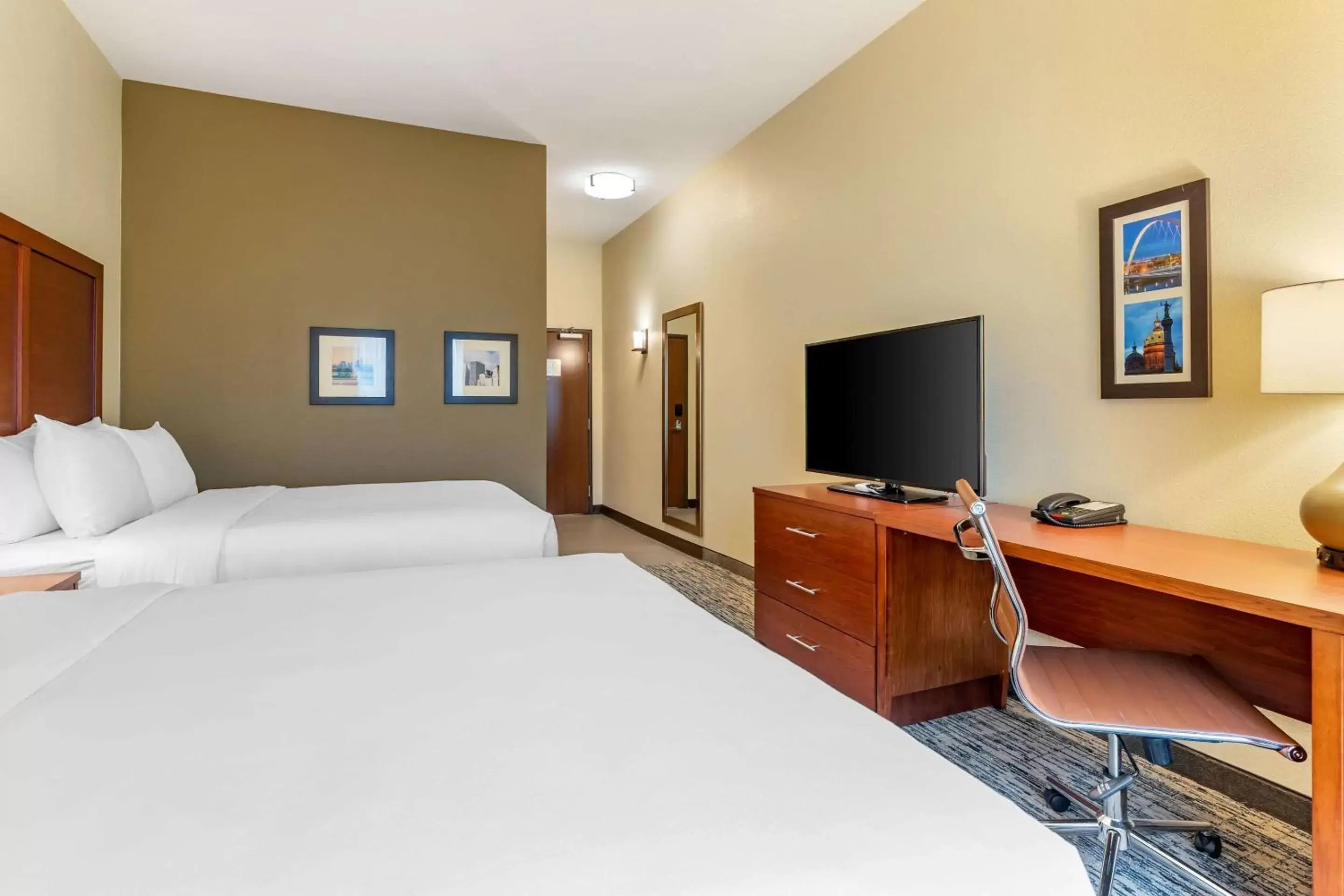 Photo of the whole room, Bed in Comfort Inn & Suites West Des Moines