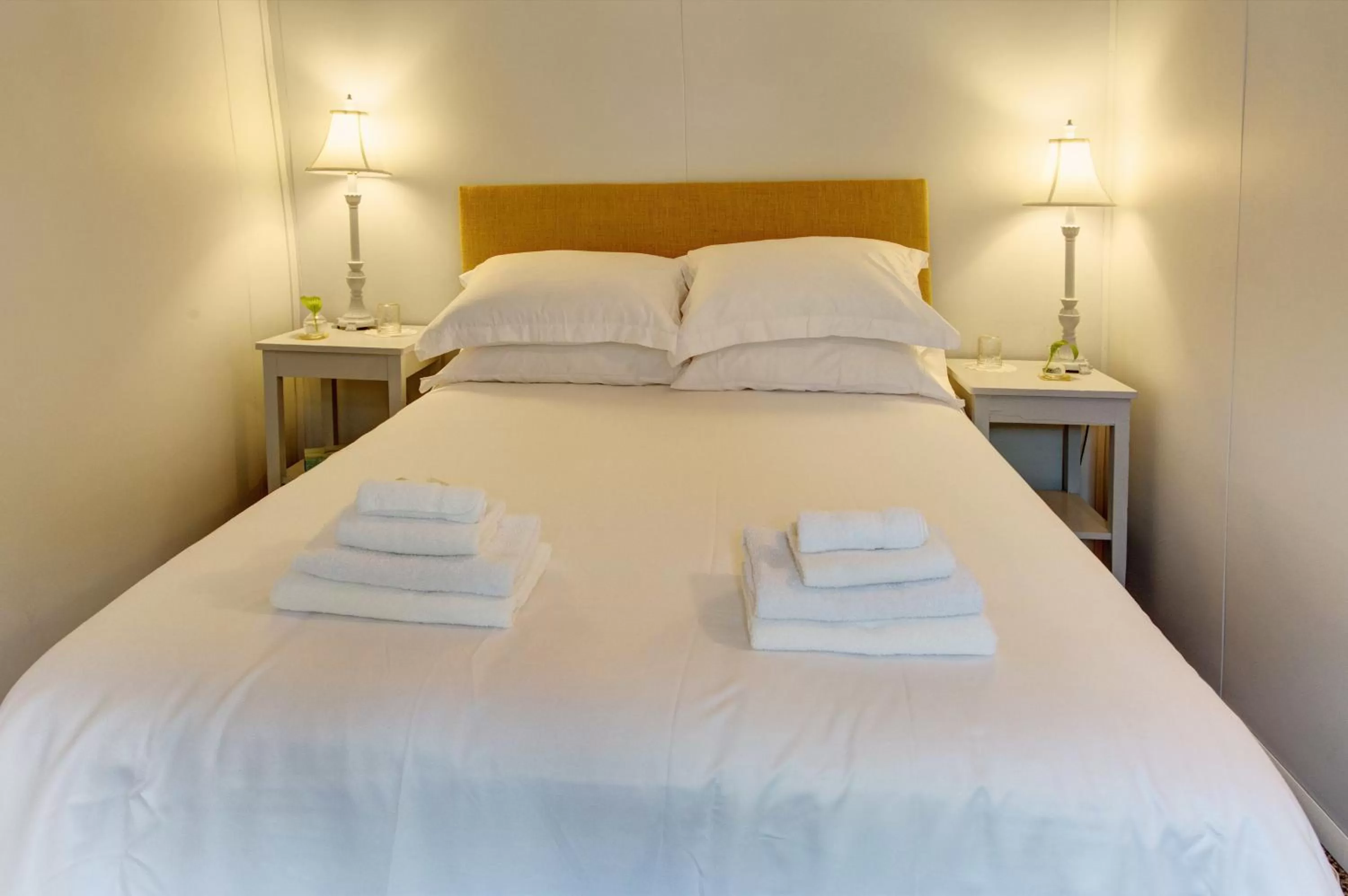 Bed in Pine Hill Arms Hotel