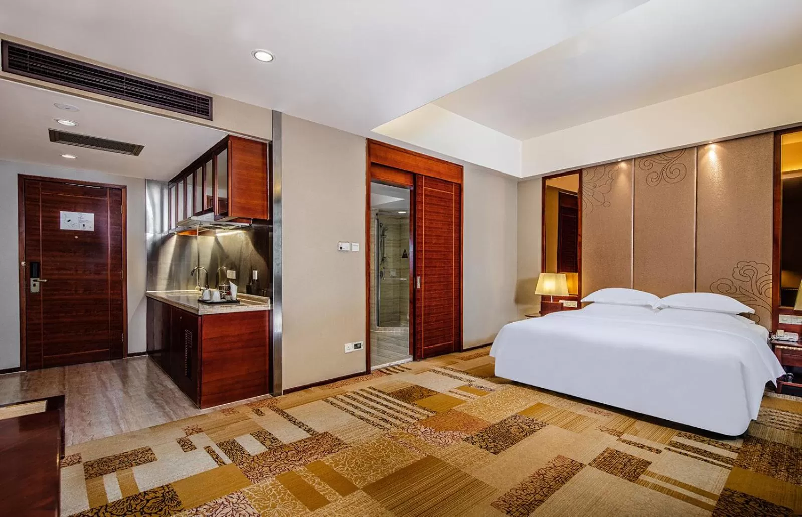 Photo of the whole room, Bed in Crowne Plaza Foshan by IHG