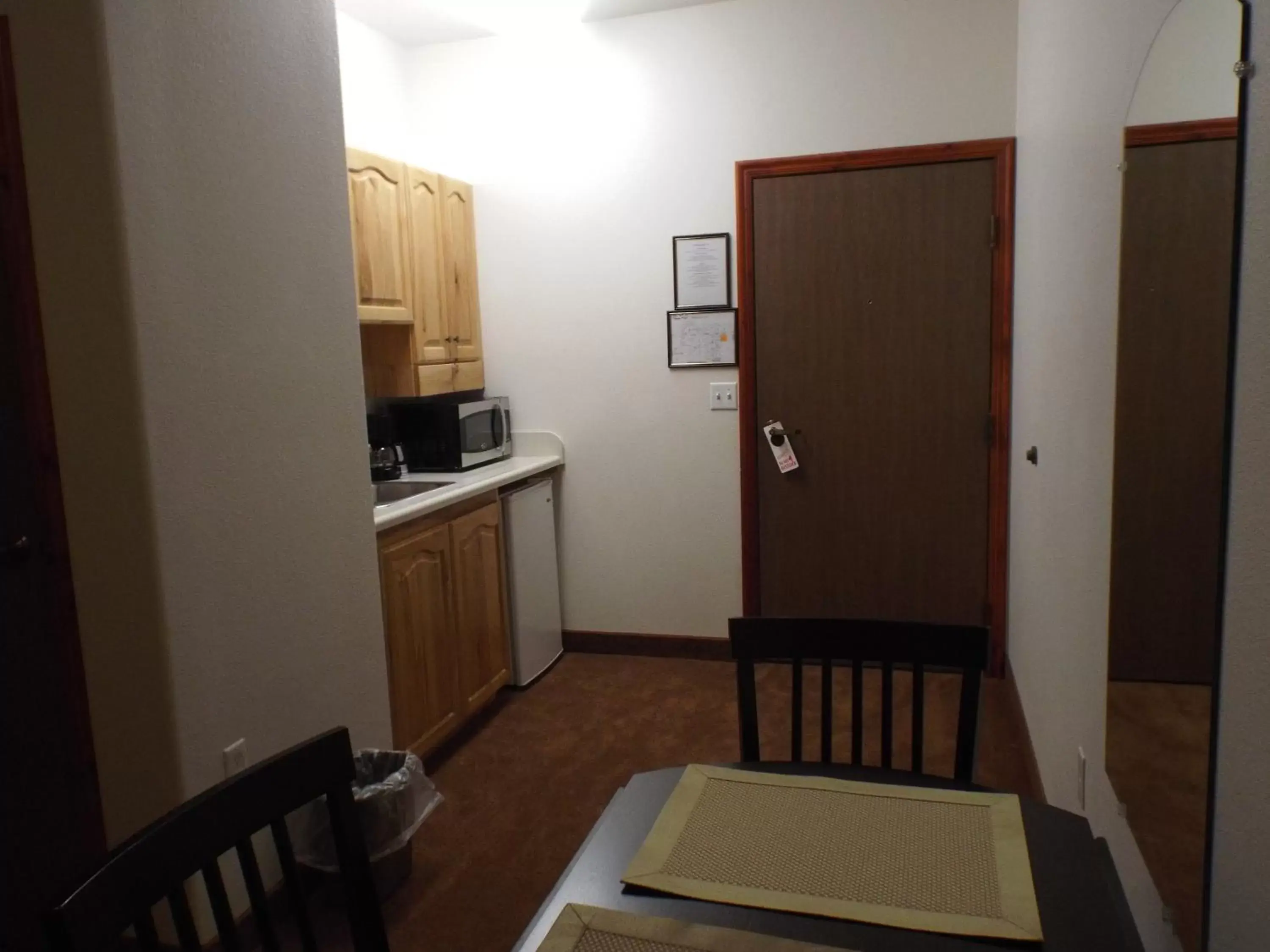 Living room, Kitchen/Kitchenette in Greenwood Village Inn & Suites