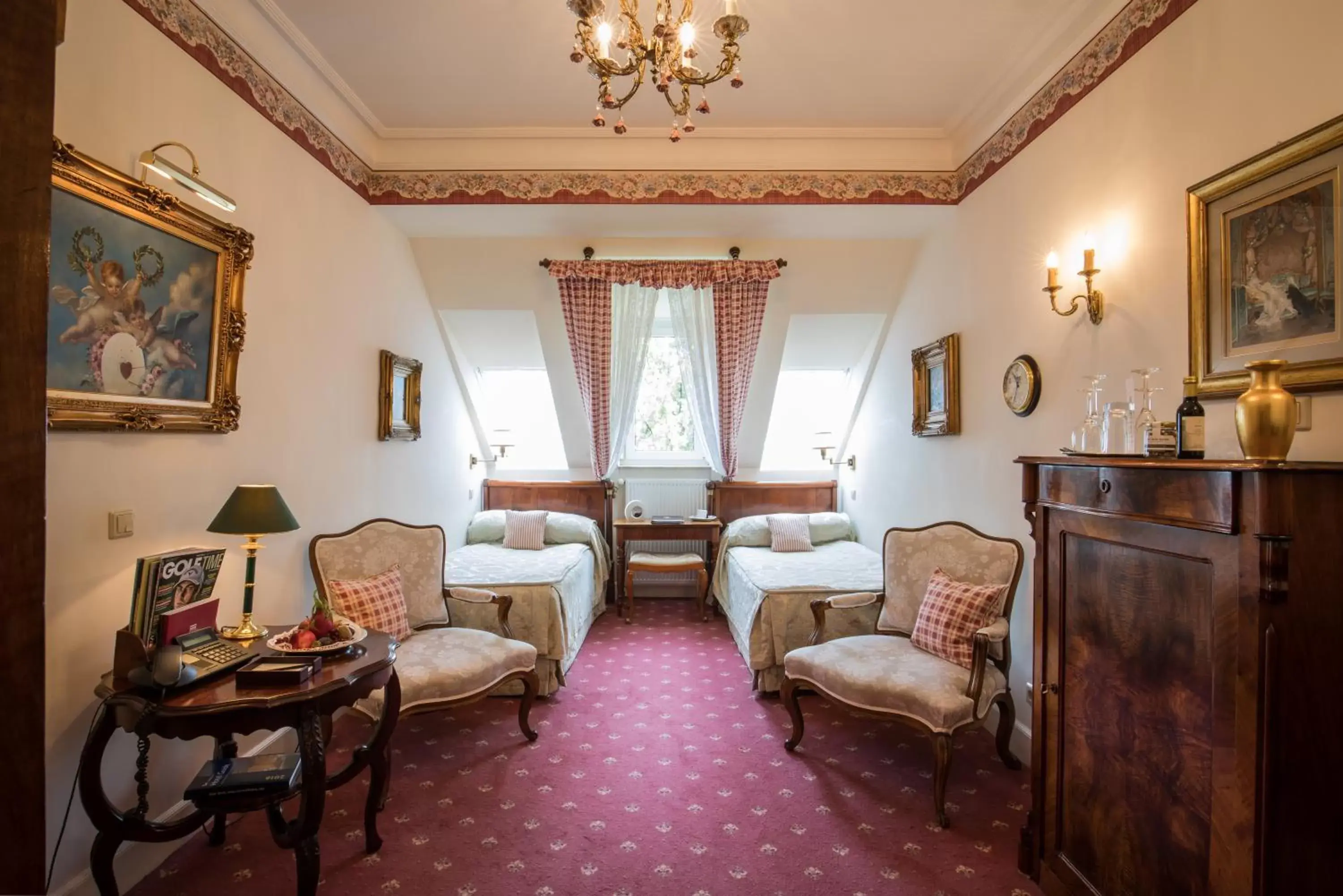 Photo of the whole room, Seating Area in Hotel Belle Epoque