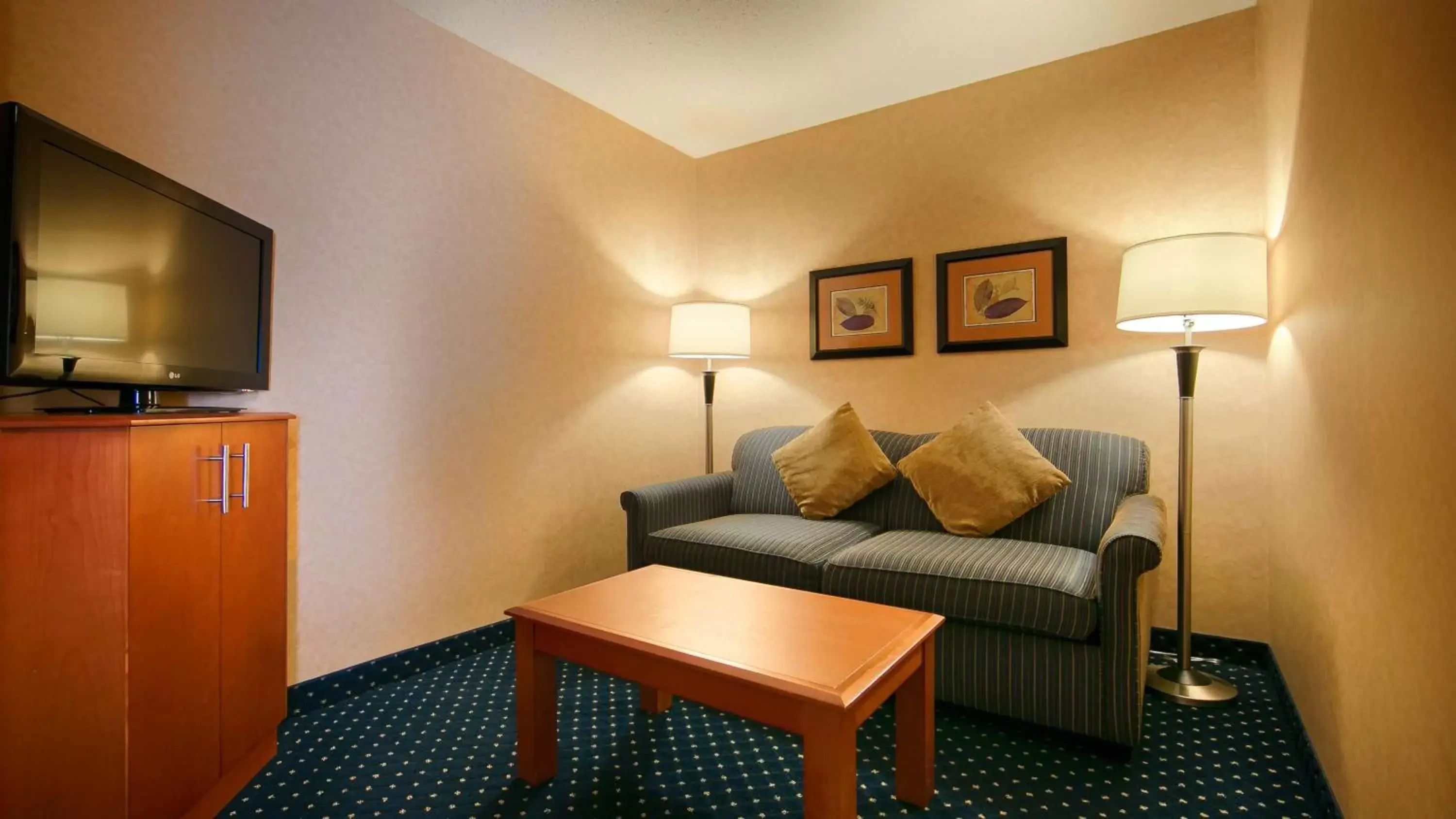 Living room, Seating Area in Best Western PLUS Langley Inn