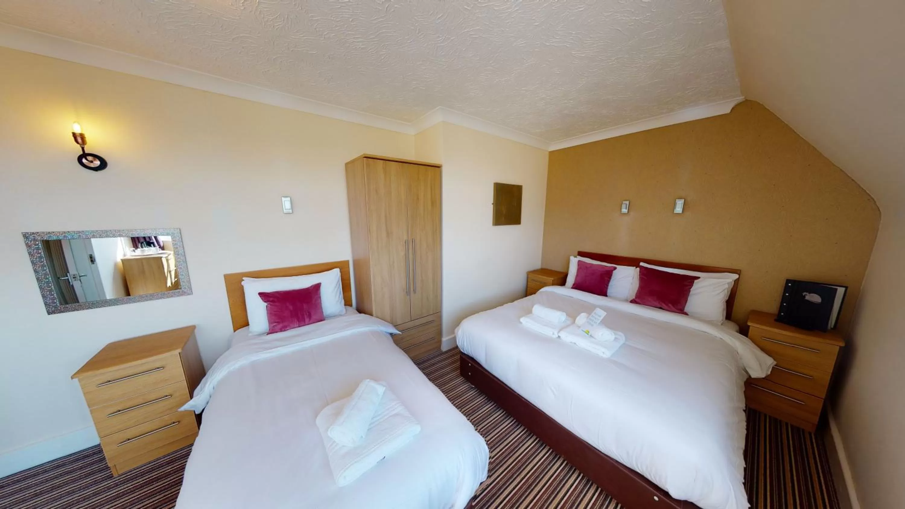 Bedroom, Bed in Marine Lodge