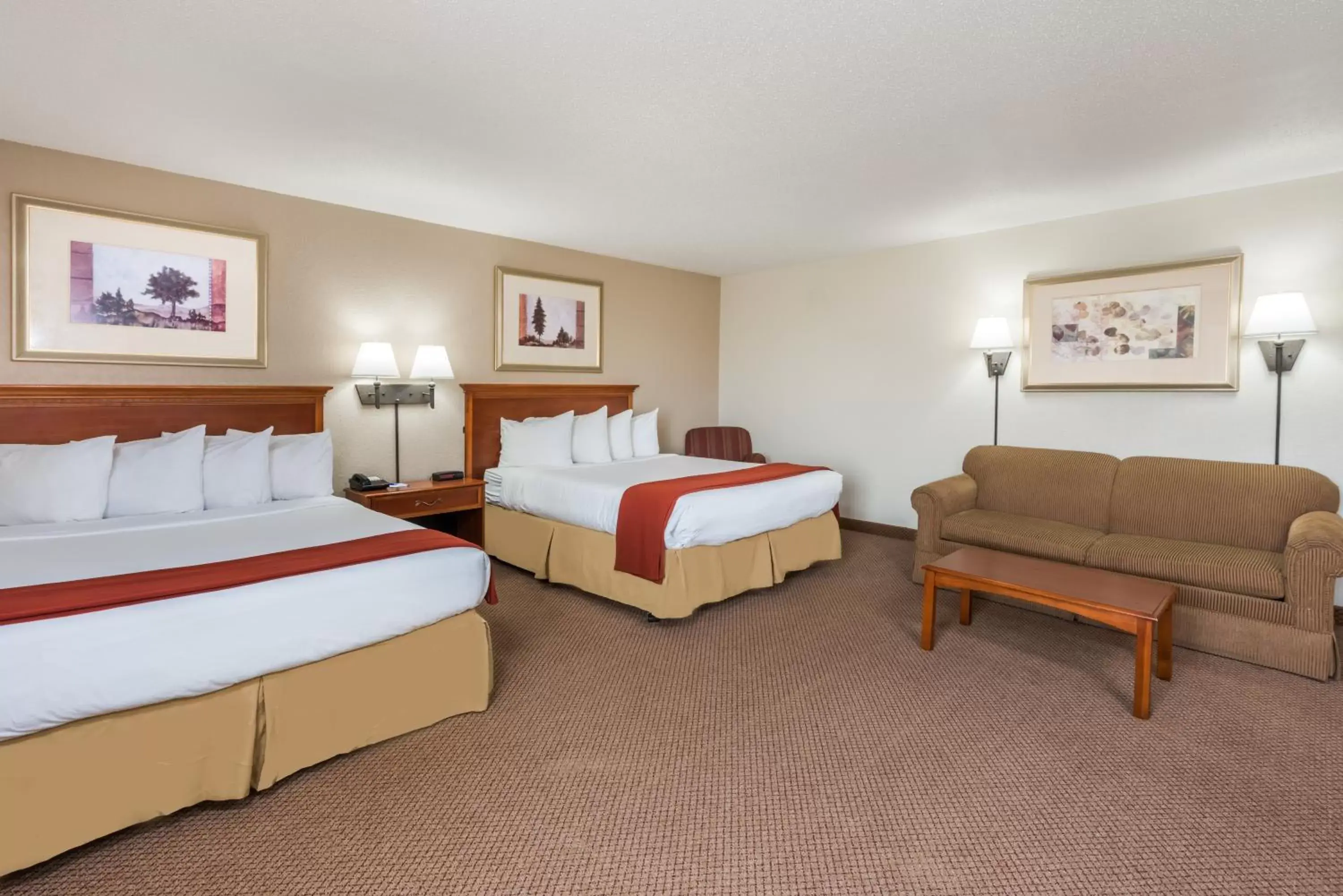 Bed in Seasons Inn & Suites Highland