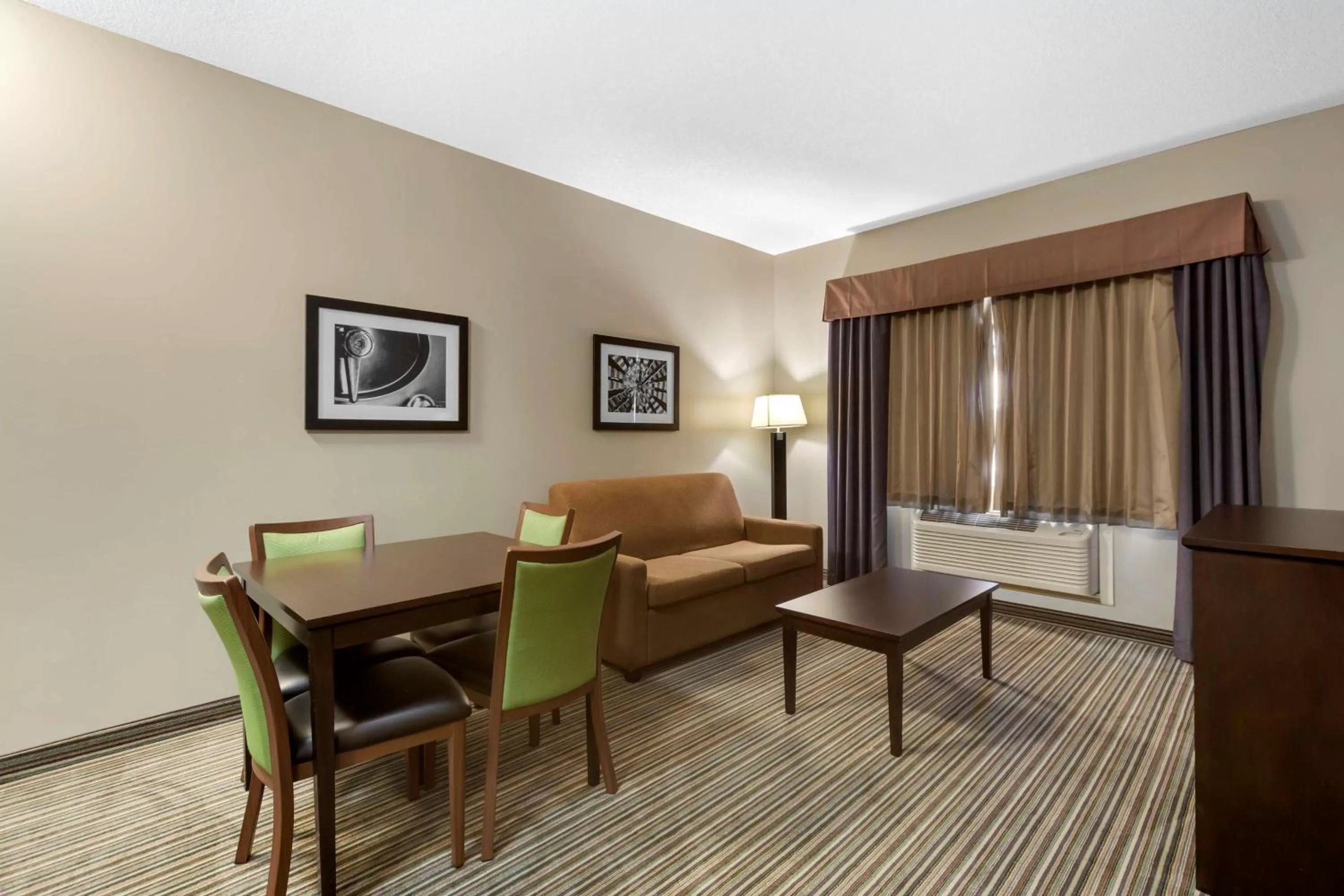 Living room in Best Western PLUS Fort Saskatchewan Inn & Suites