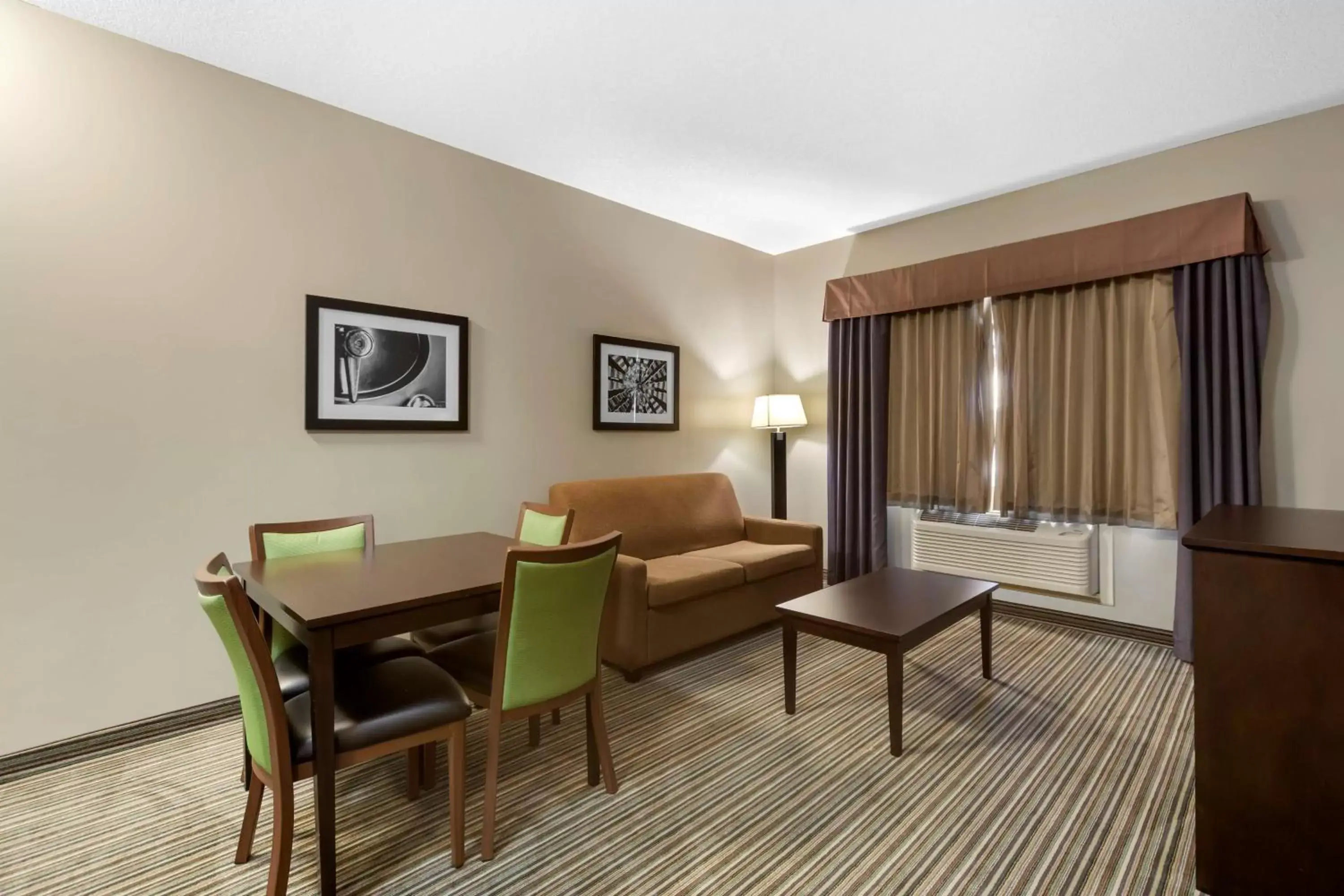 Living room, Seating Area in Best Western PLUS Fort Saskatchewan Inn & Suites