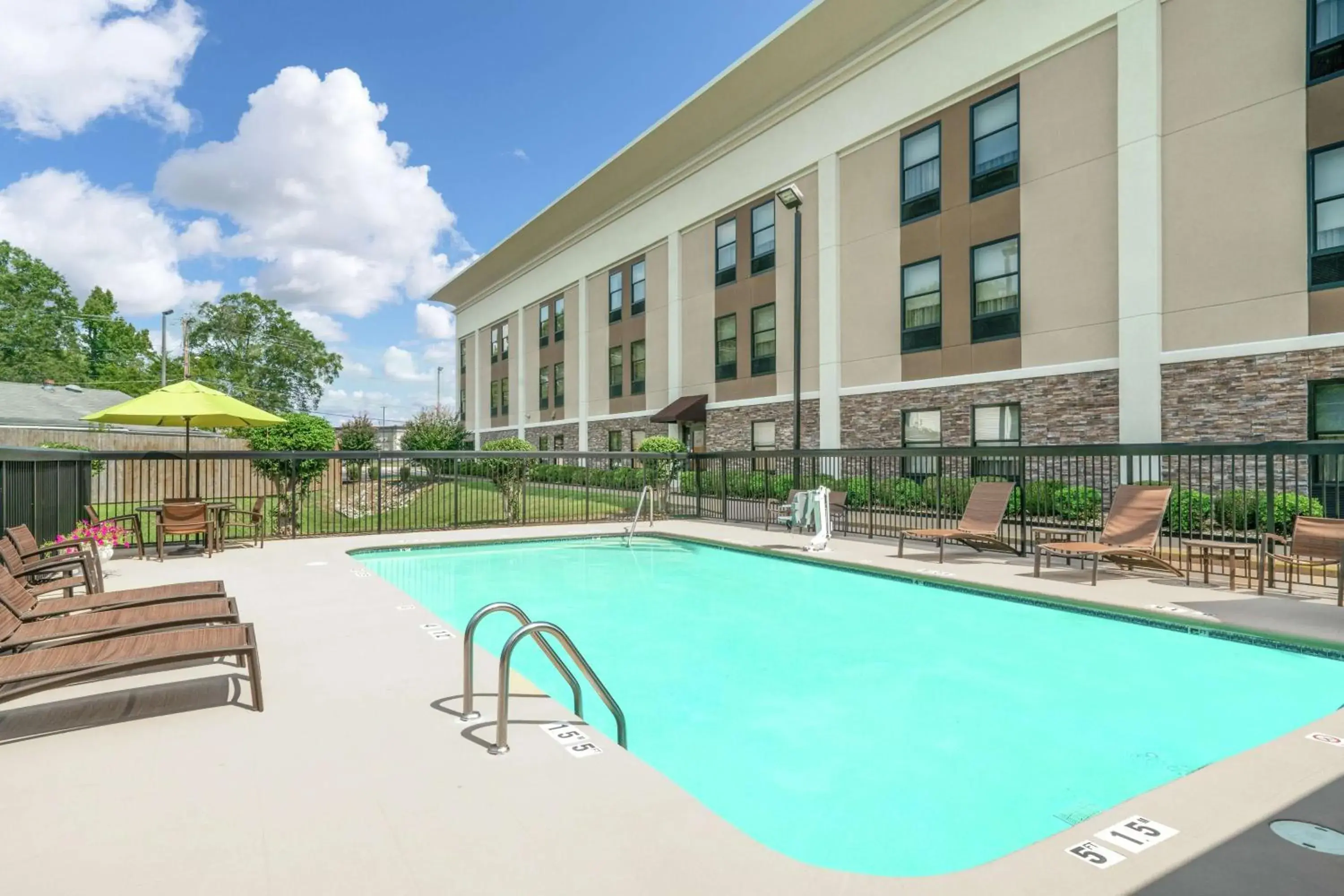 Pool view, Property Building in Hampton Inn Chattanooga/Hixson