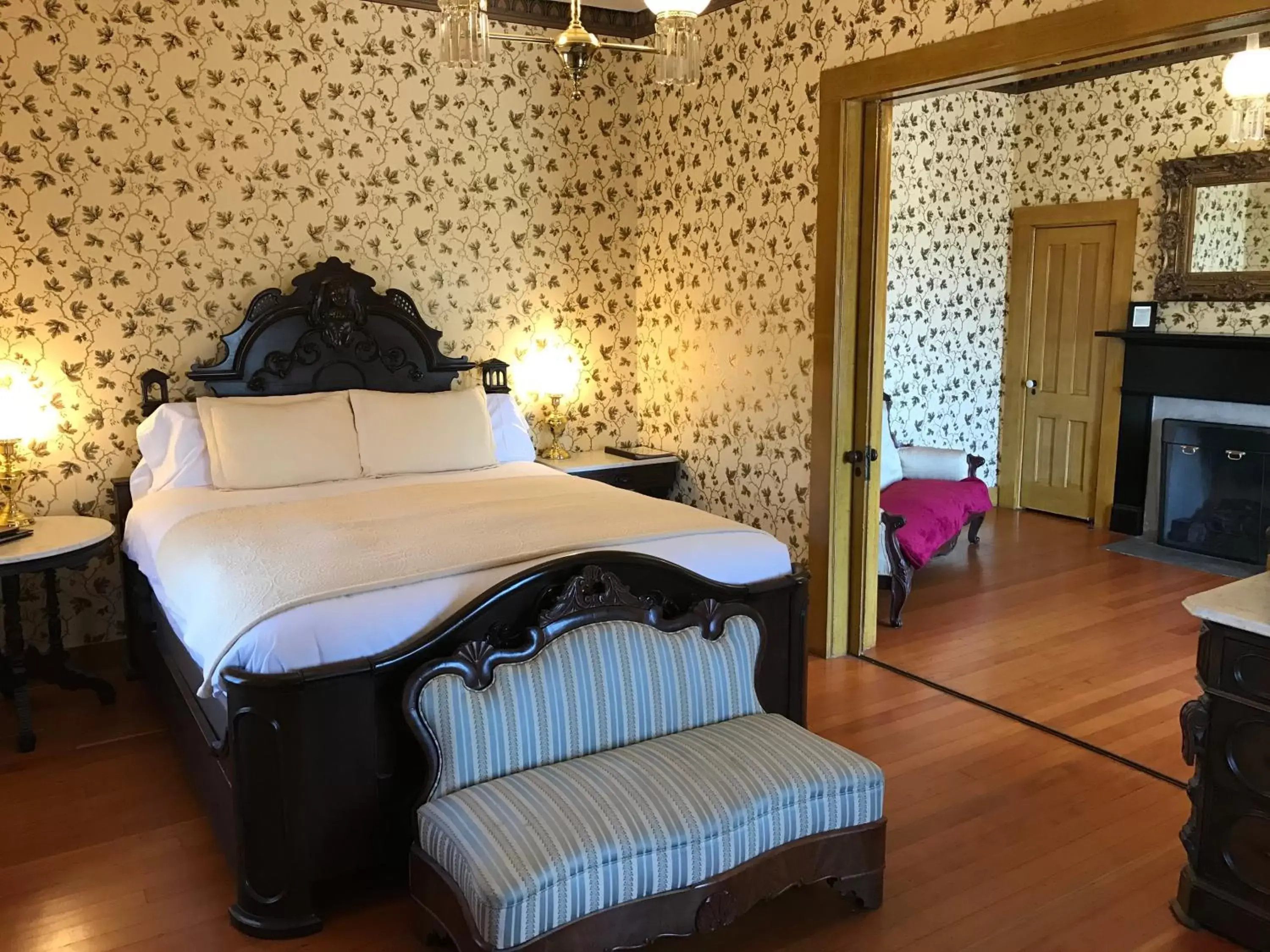 Deluxe Suite - single occupancy in Cosmopolitan Hotel Deluxe Suite - single occupancy in Cosmopolitan Hotel