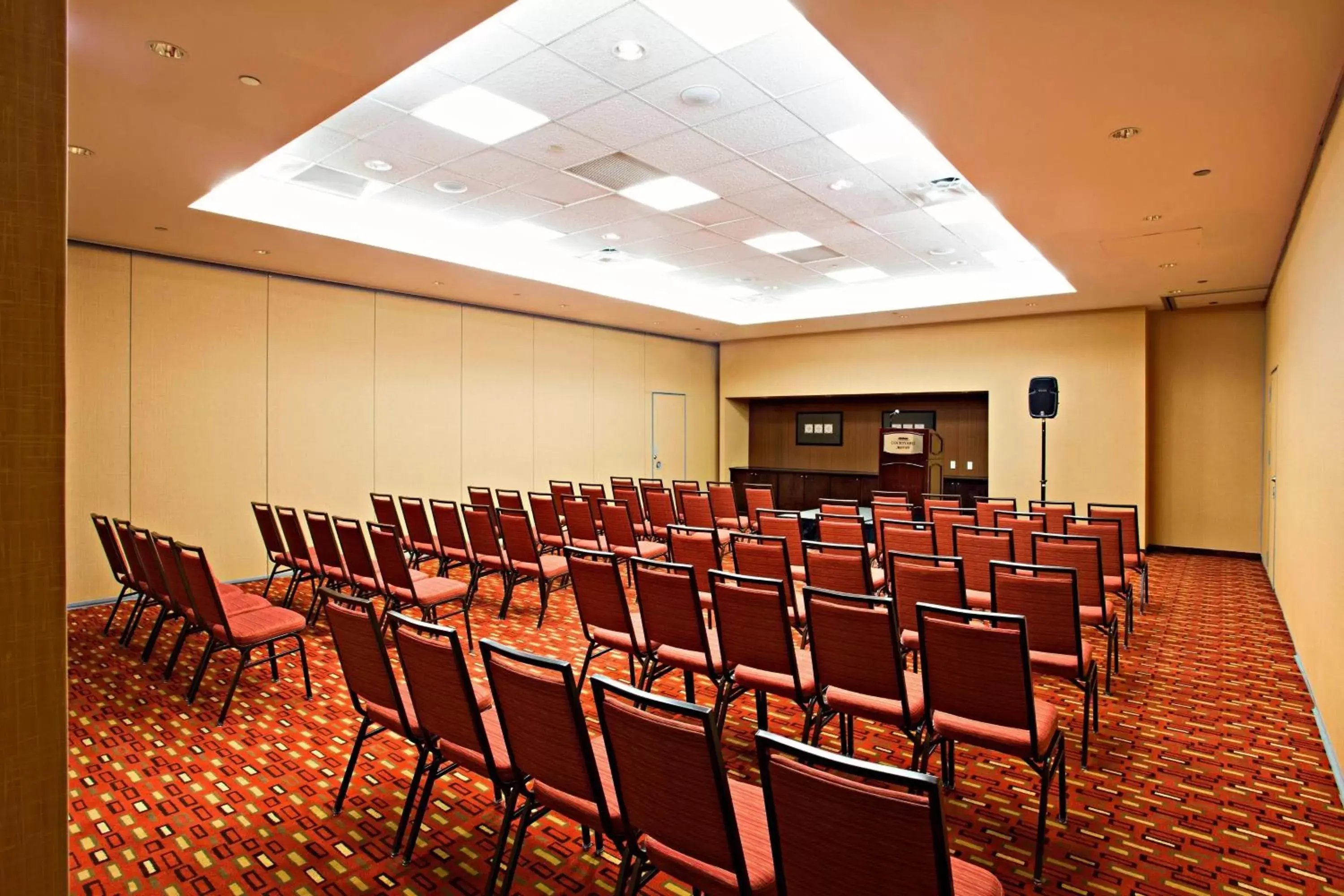 Meeting/conference room in Courtyard Chicago Downtown/Magnificent Mile