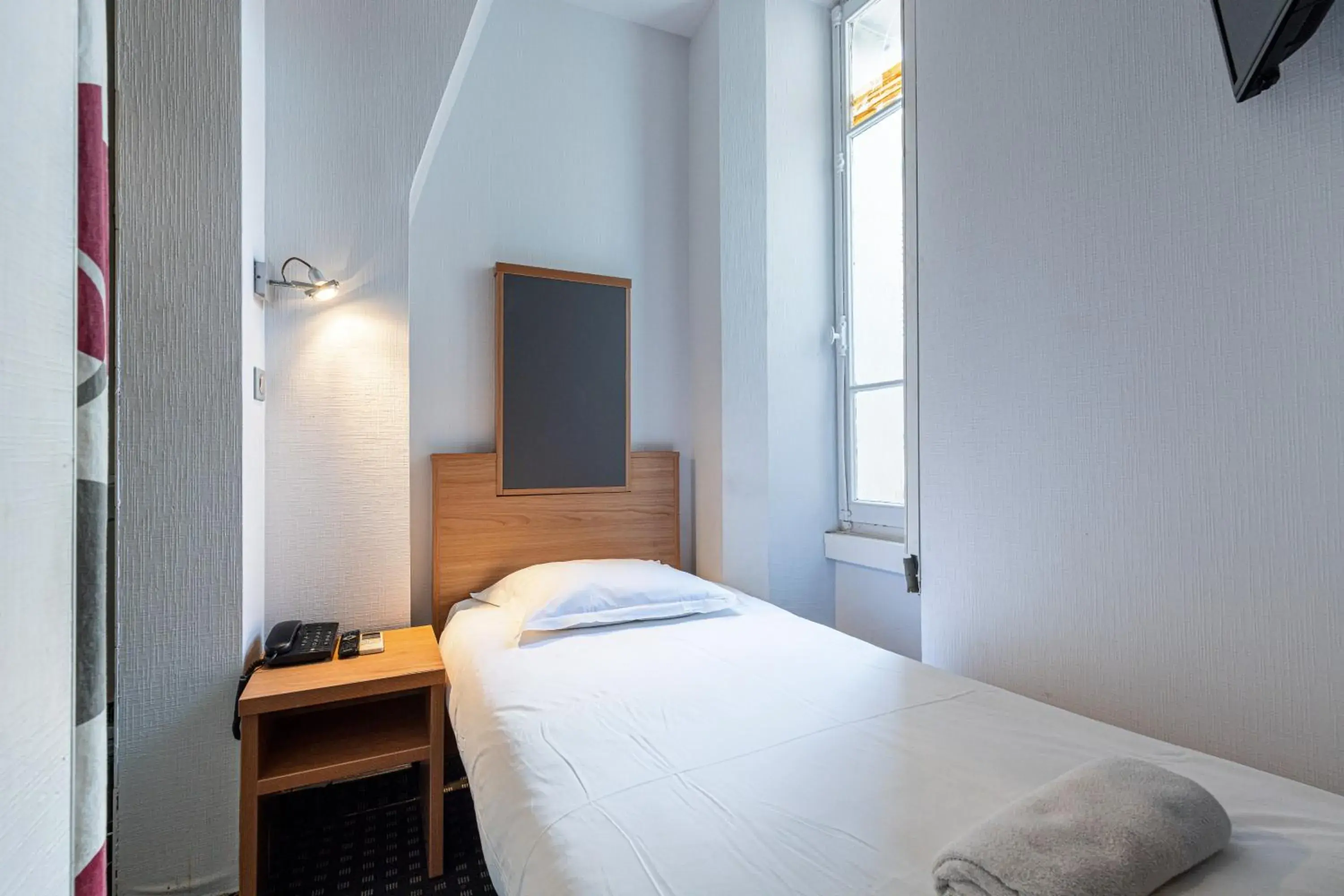 Photo of the whole room, Bed in Modern Waikiki Hotel