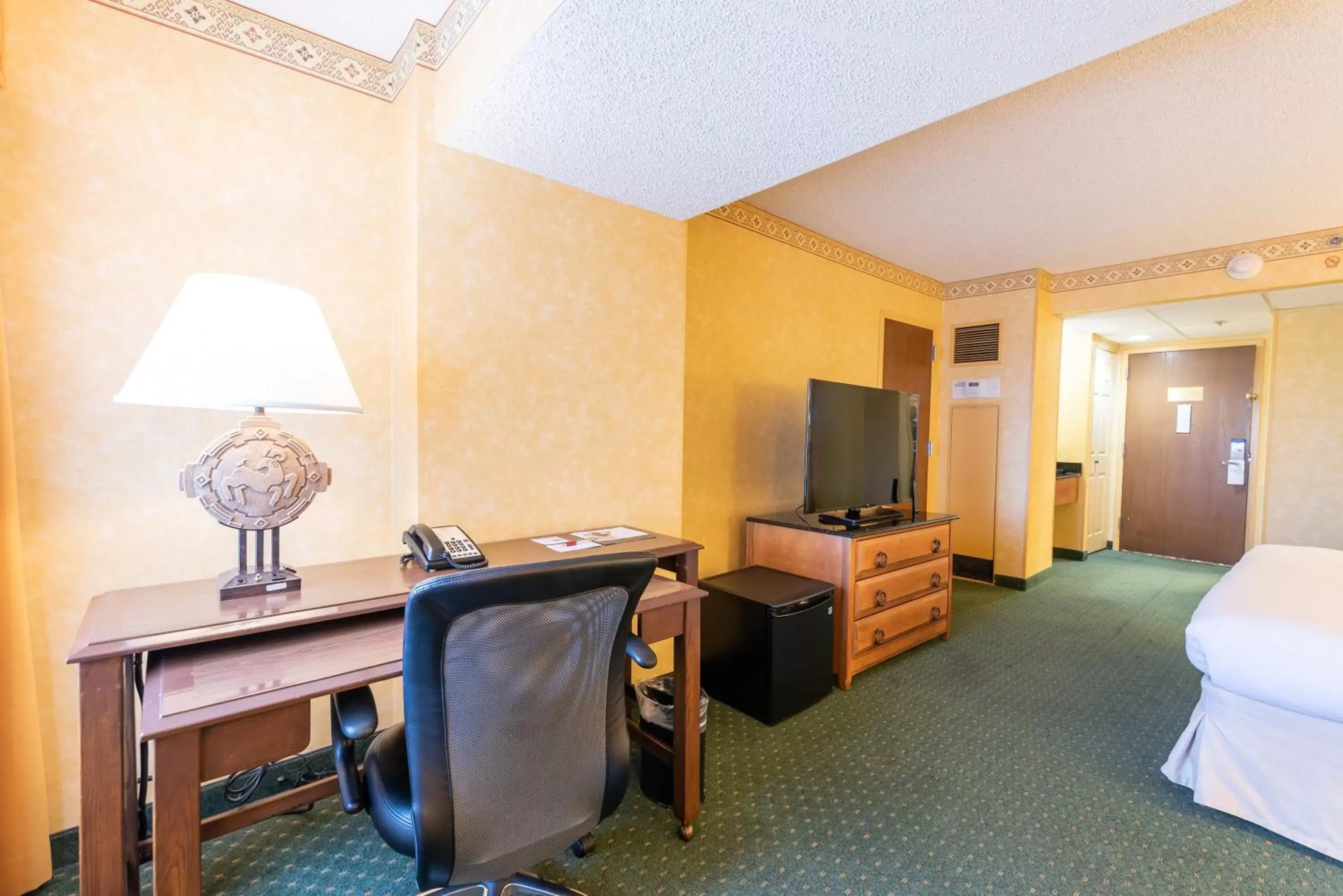 Bedroom, TV/Entertainment Center in Albuquerque Marriott Pyramid North