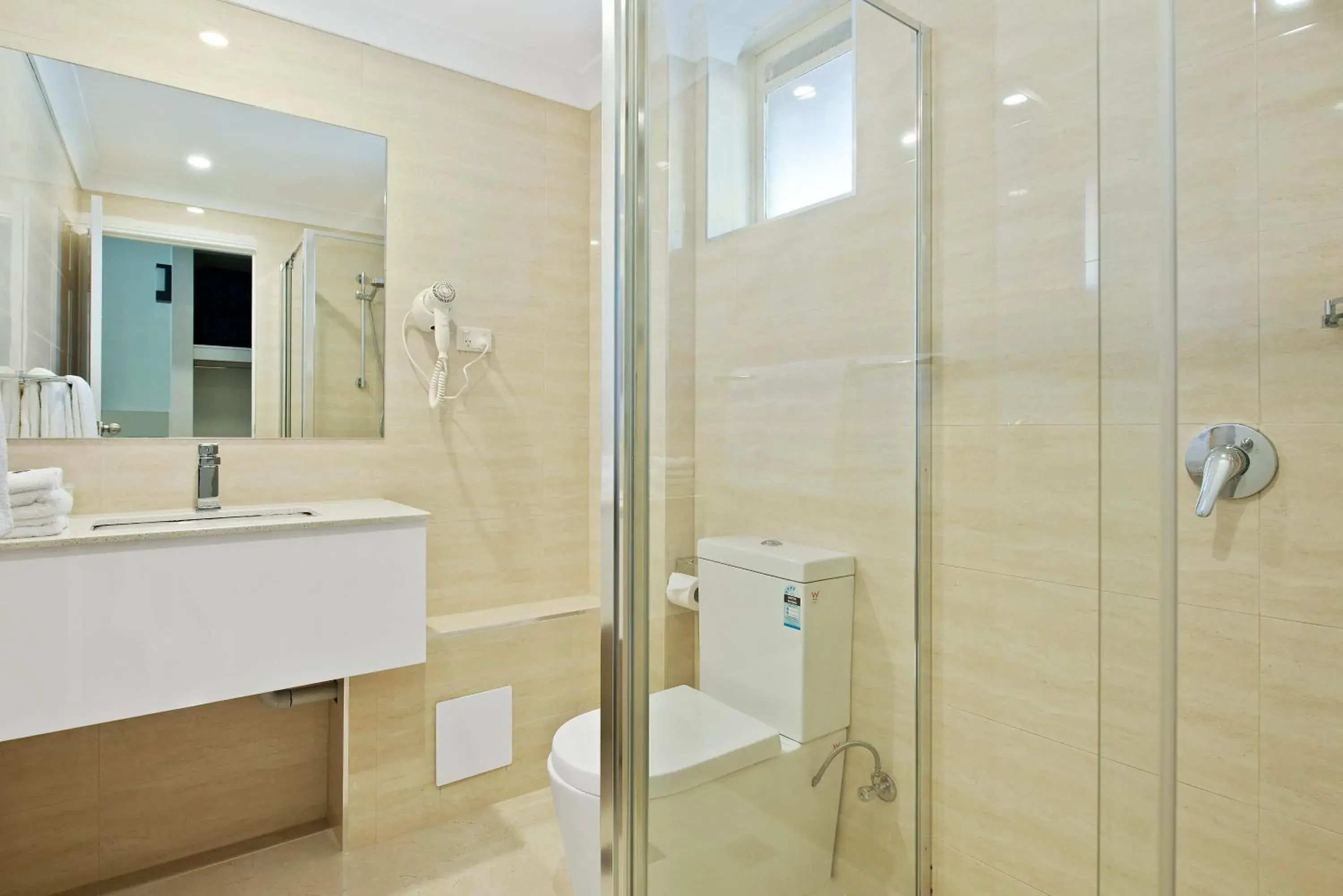 Bathroom in Comfort Hotel Dandenong Bathroom in Comfort Hotel Dandenong