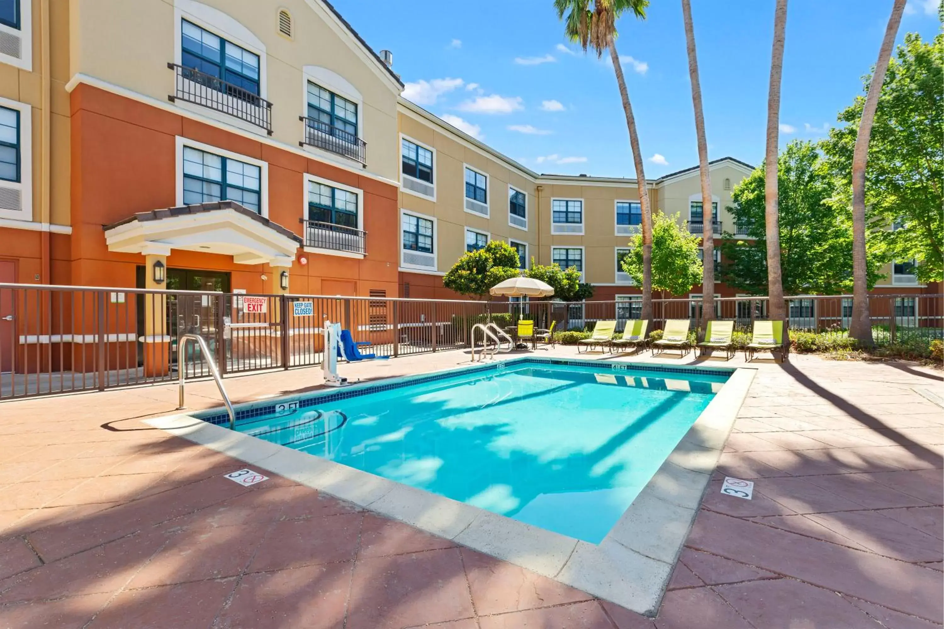 Swimming pool, Property Building in Extended Stay America Suites - San Ramon - Bishop Ranch - East