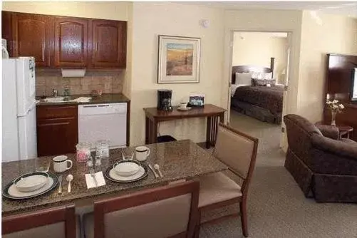Kitchen or kitchenette, Dining Area in Staybridge Suites - Kansas City-Independence, an IHG Hotel
