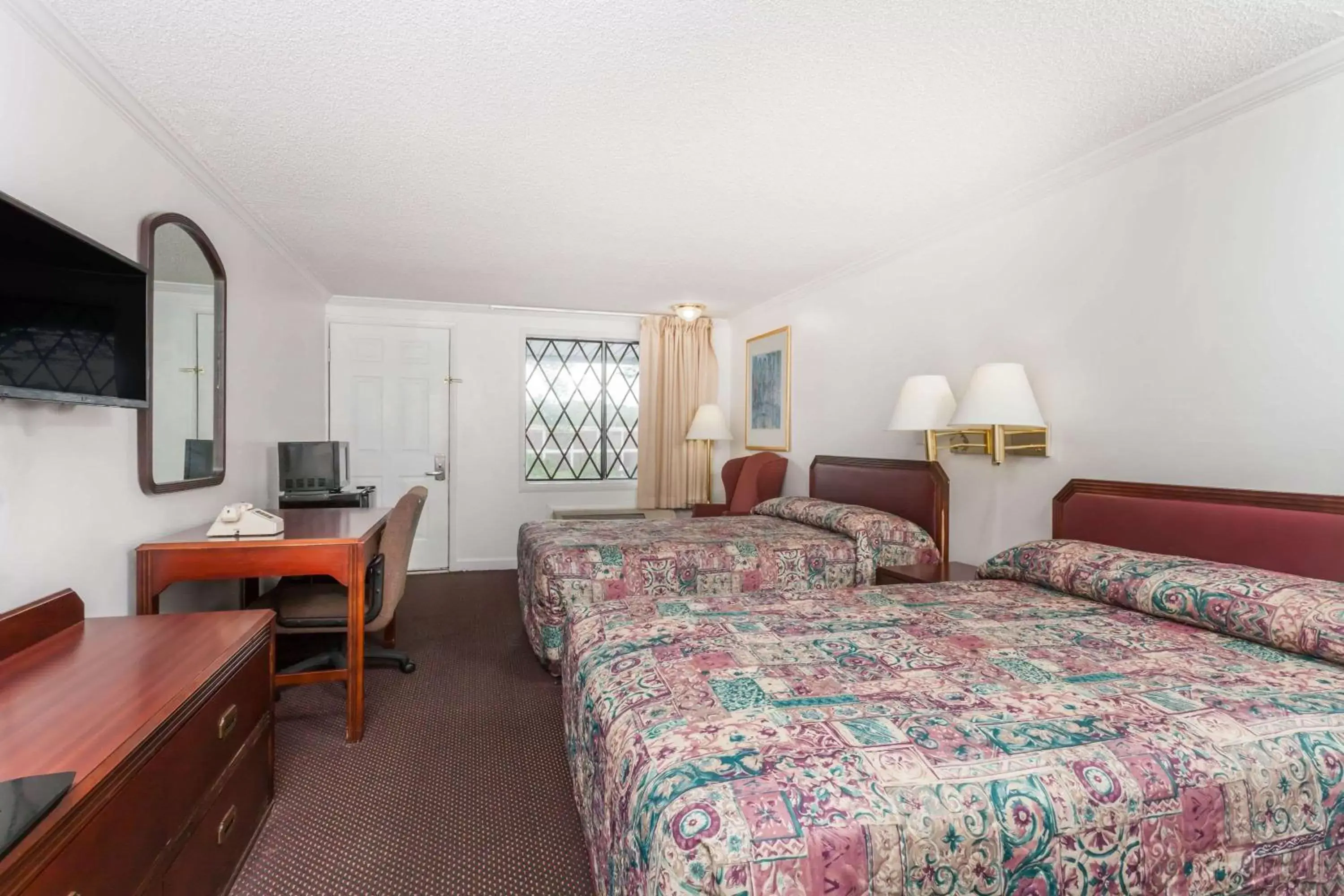 Photo of the whole room, Bed in Knights Inn - Columbia