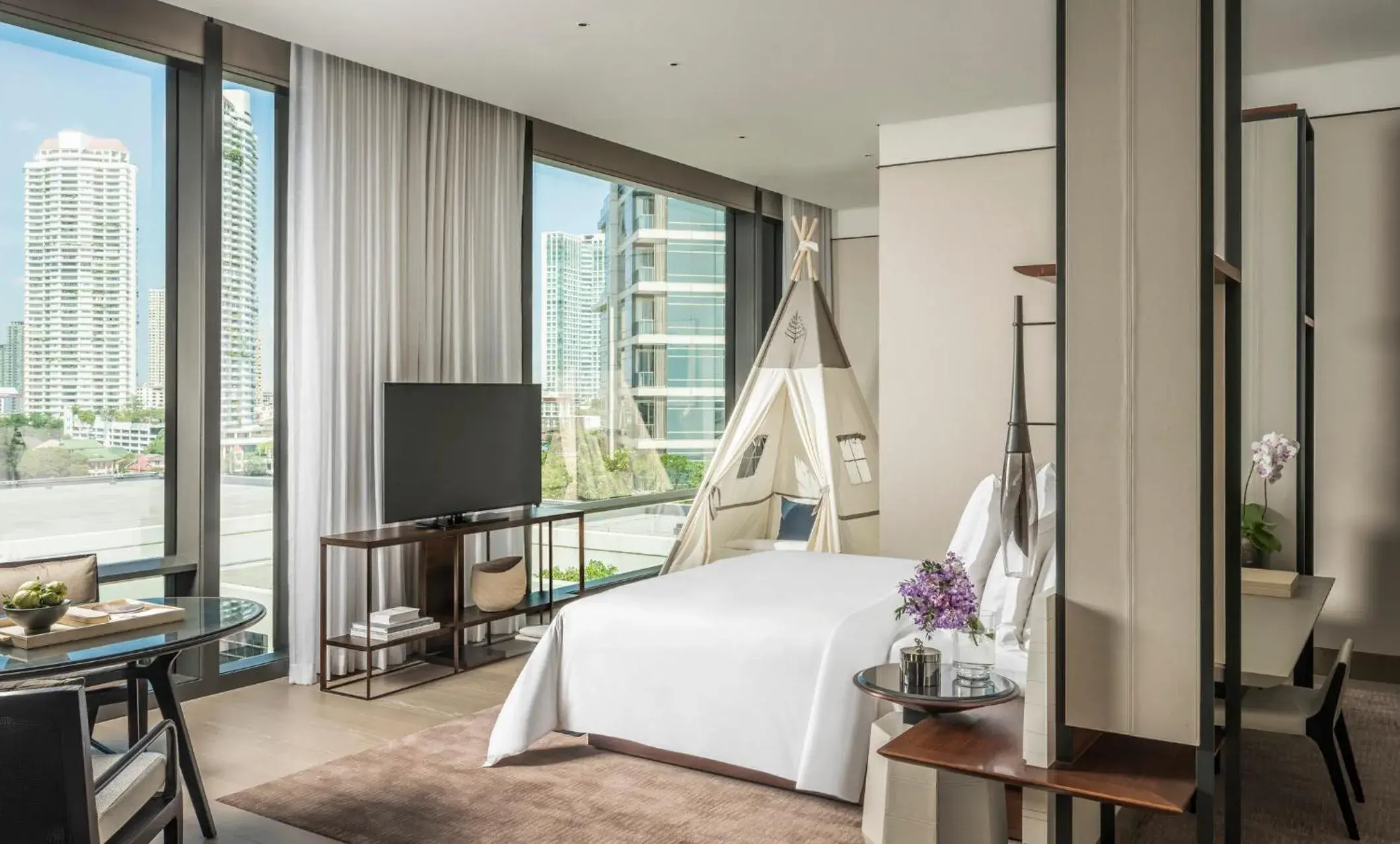 Bedroom in Four Seasons Hotel Bangkok at Chao Phraya River