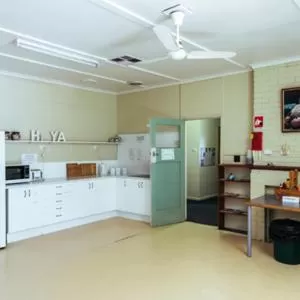 Kitchen or kitchenette in Broken Hill Tourist Lodge
