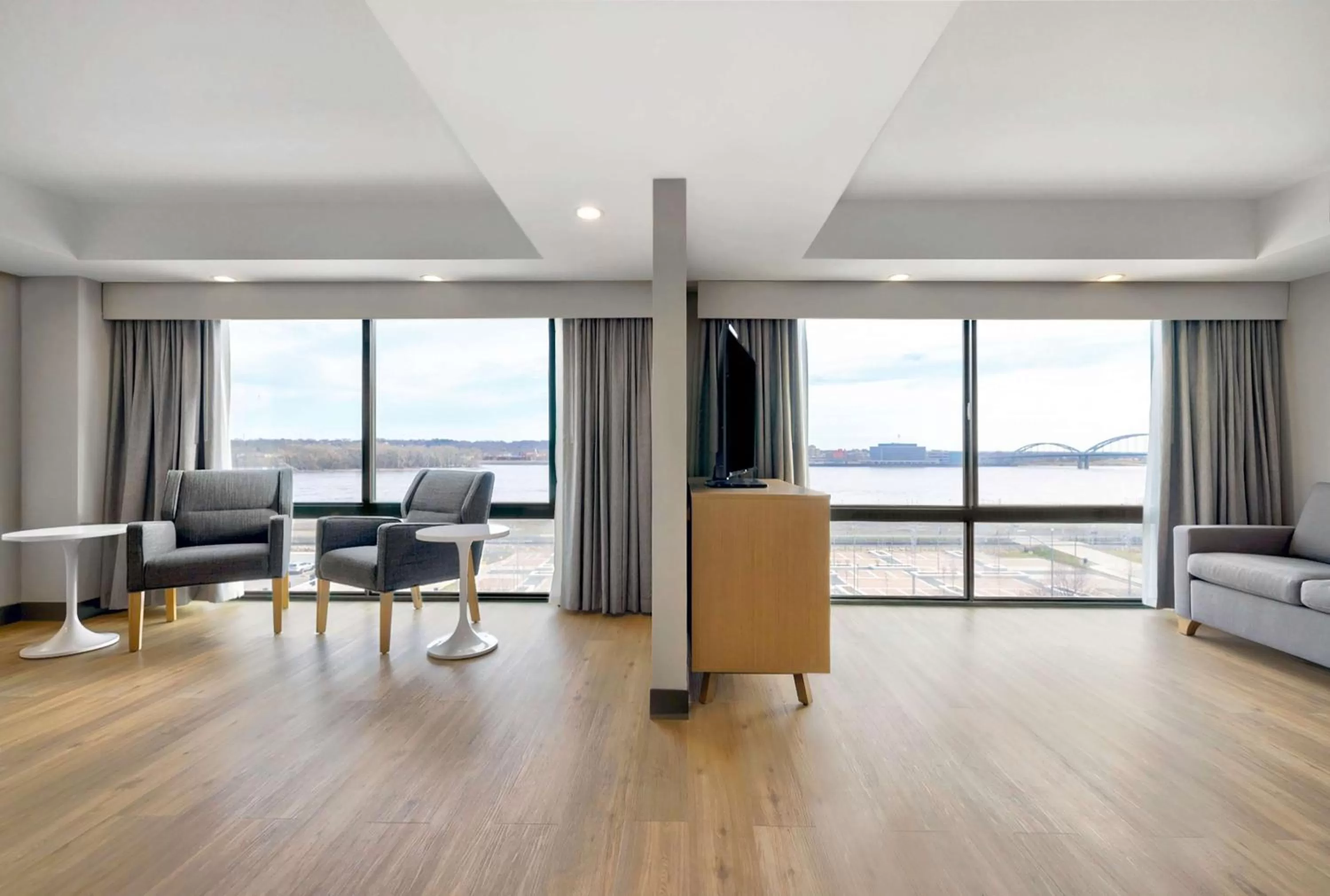 Living room in DoubleTree by Hilton Davenport