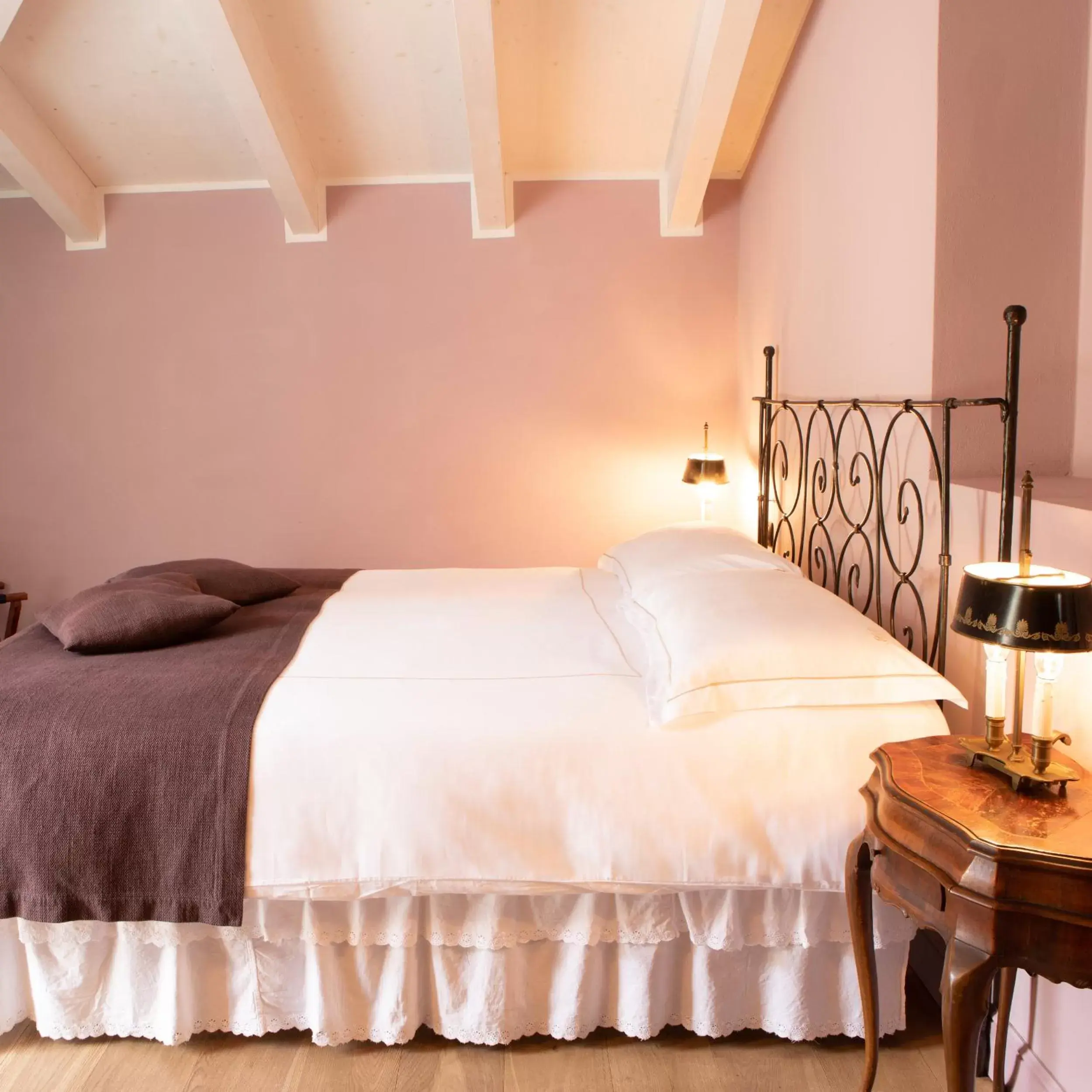 Spring, Bed in Villa Belverde Boutique Hotel