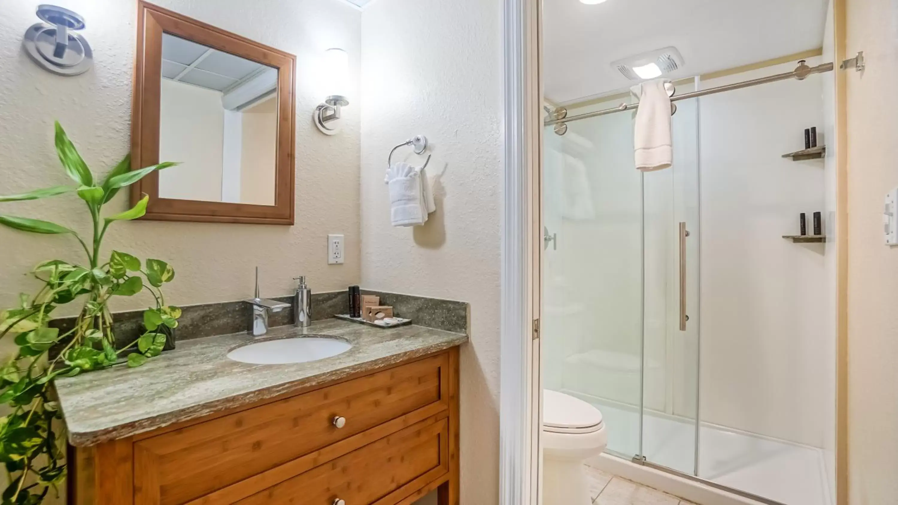 Shower, Bathroom in Glunz Ocean Beach Hotel and Resort