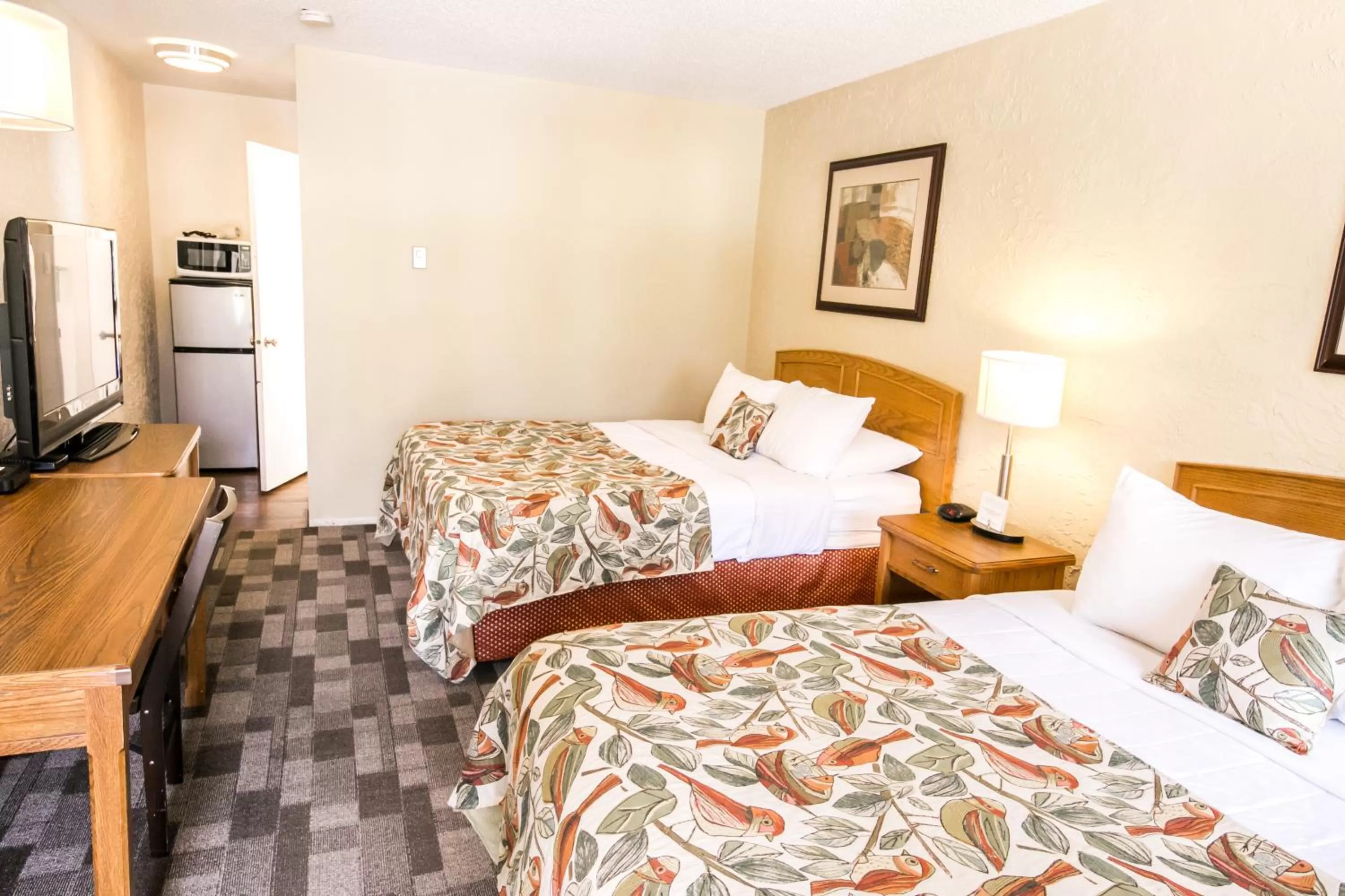 Photo of the whole room, Bed in Crystal Springs Lodge