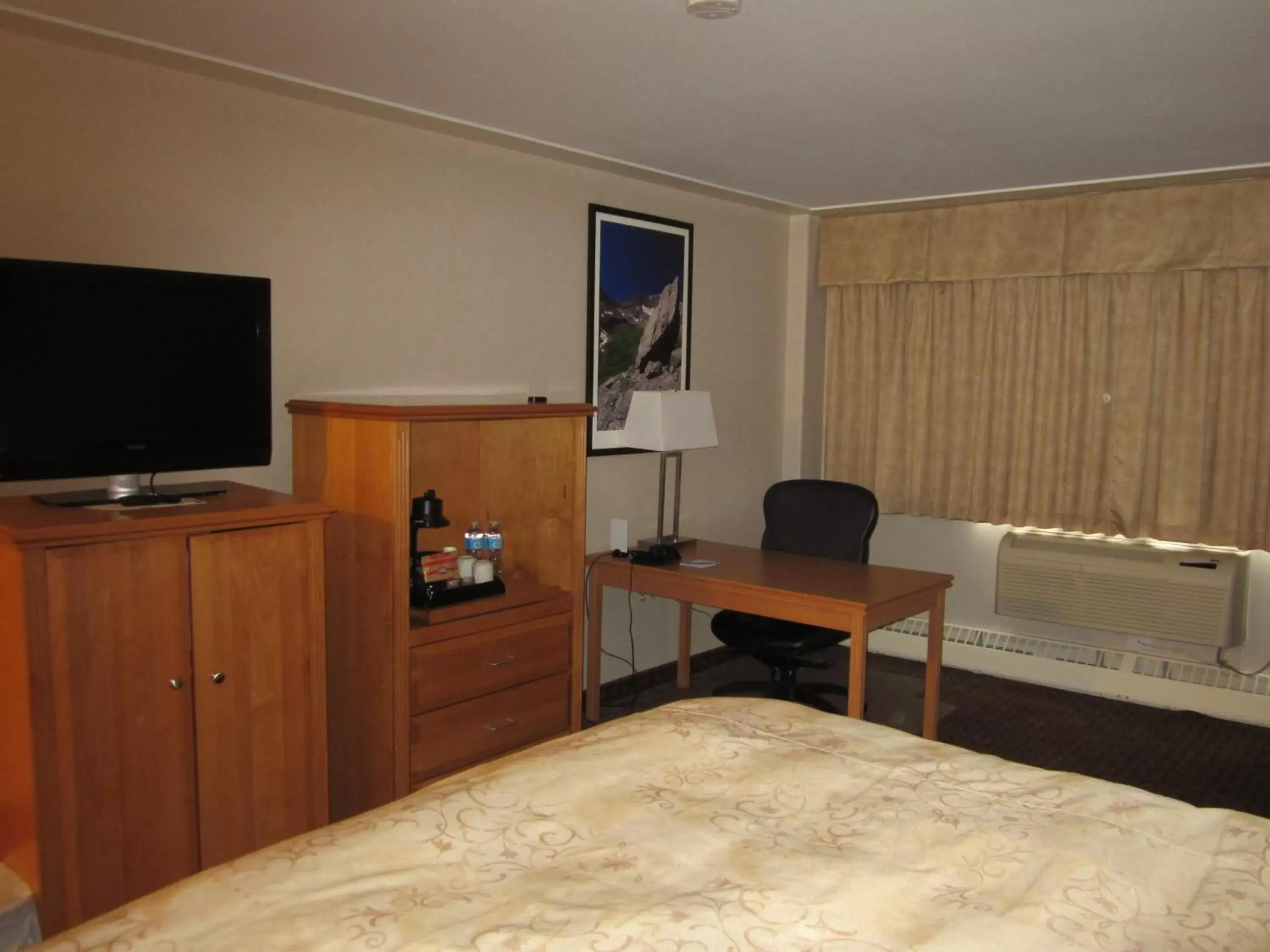 Bed, TV/Entertainment Center in Woodlands Inn & Suites