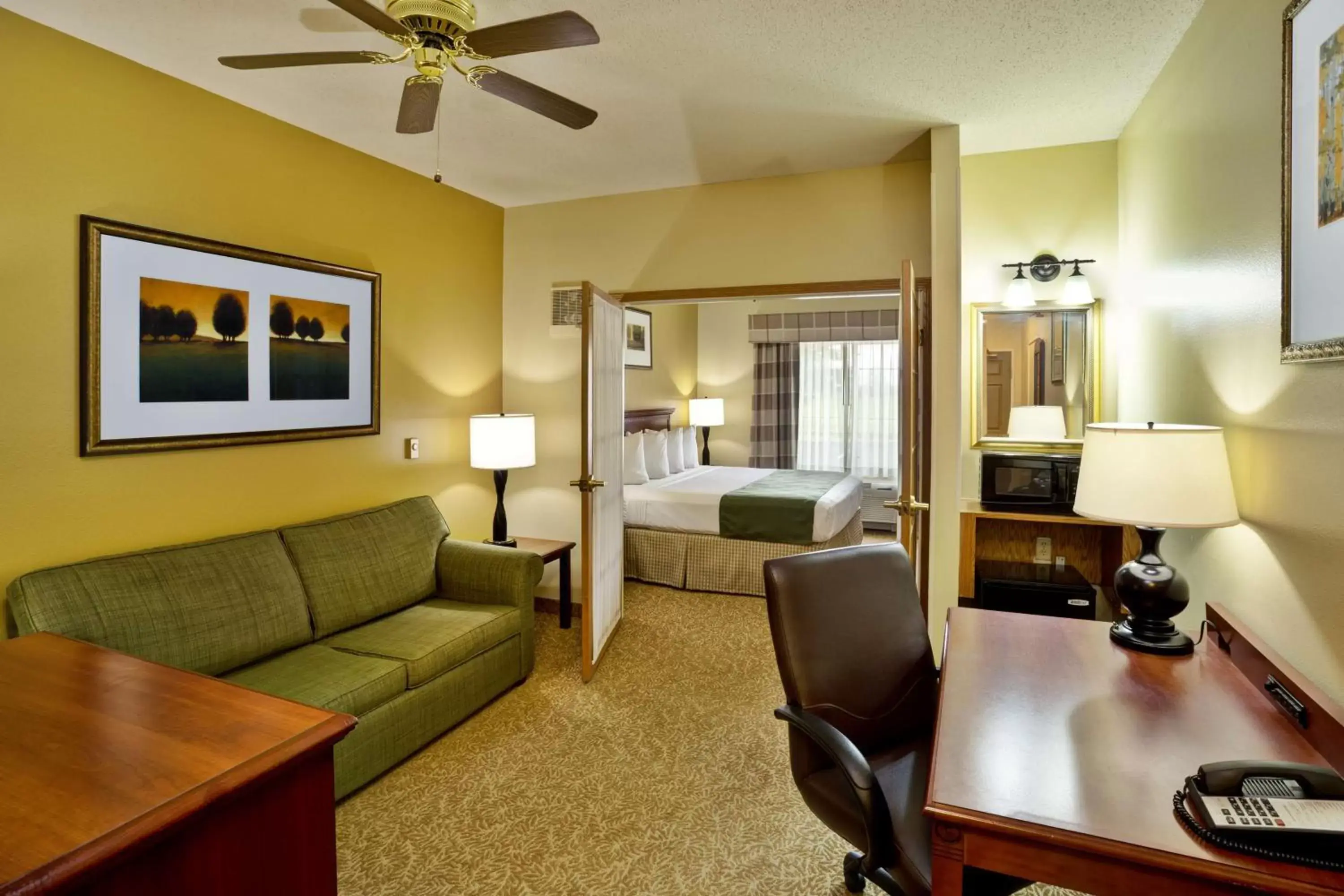 Photo of the whole room, Seating Area in Country Inn & Suites by Radisson, Marion, OH