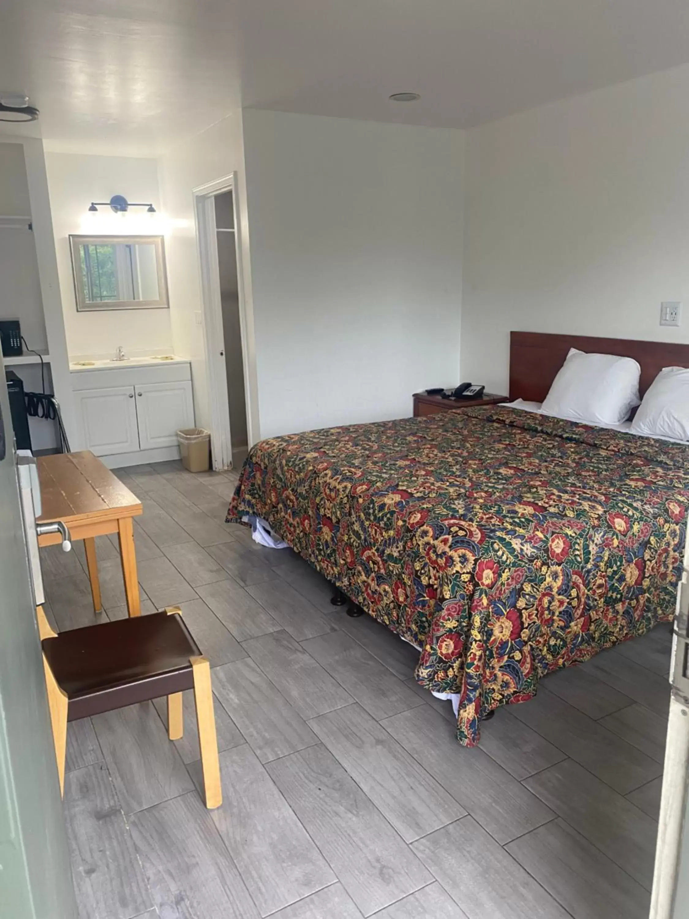 Bed in Americas Best Value Inn Thousand Oaks Bed in Americas Best Value Inn Thousand Oaks